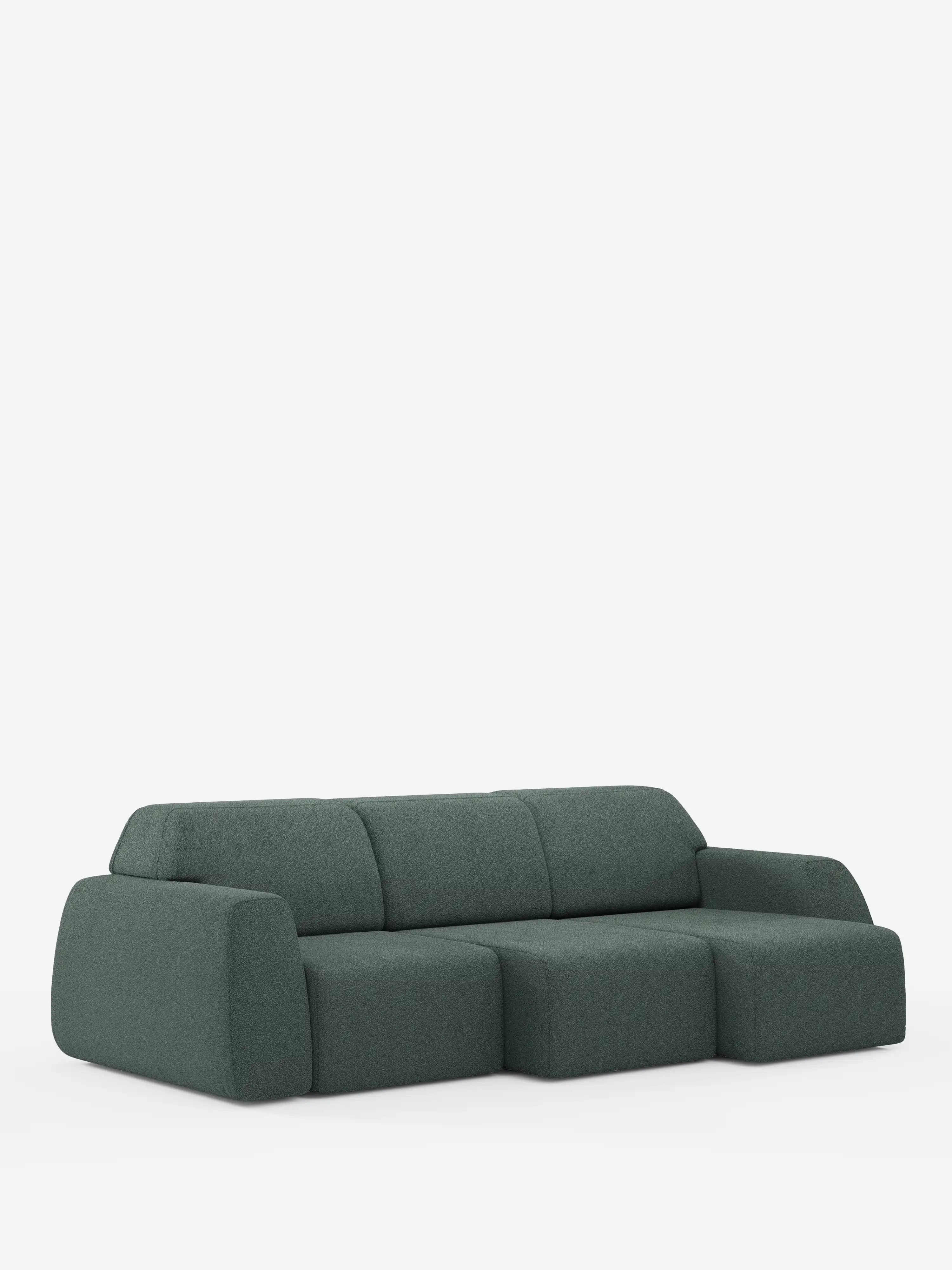 Un moderno divano Orbit verde scuro con 3 sedute scorrevoli e allungabili in tessuto effetto cotone antimacchia T33 di Divani.Store, dotato di tre sedute regolabili e una chaise longue sul lato destro. Questo divano componibile si caratterizza per i bordi morbidi e arrotondati e il rivestimento soffice, che risaltano sullo sfondo bianco a tinta unita. Ogni seduta è dotata di sedute scorrevoli indipendenti, che garantiscono un comfort personalizzato e configurazioni versatili.
