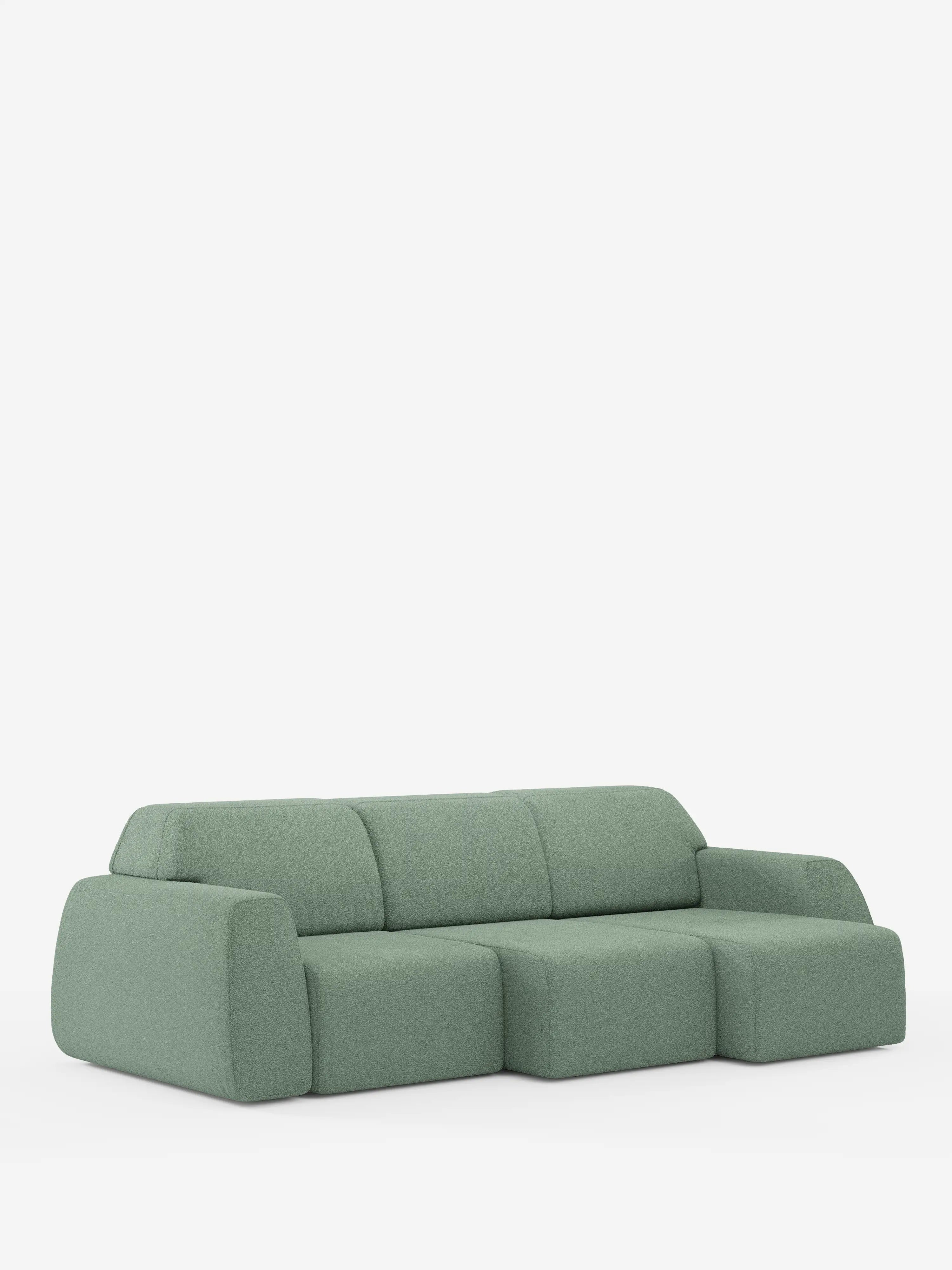 Un divano componibile moderno e minimalista — il divano Orbit con 3 sedute scorrevoli e allungabili di Divani.Store — rivestito in tessuto effetto cotone smacchiabile color verde salvia tenue (T33). Questo divano a 4 posti presenta bordi morbidi e arrotondati e comprende tre sedute scorrevoli ed estensibili, oltre a una chaise longue sul lato destro. Progettato all’insegna della praticità, è completamente sfoderabile per una facile pulizia. Lo sfondo è bianco a tinta unita.