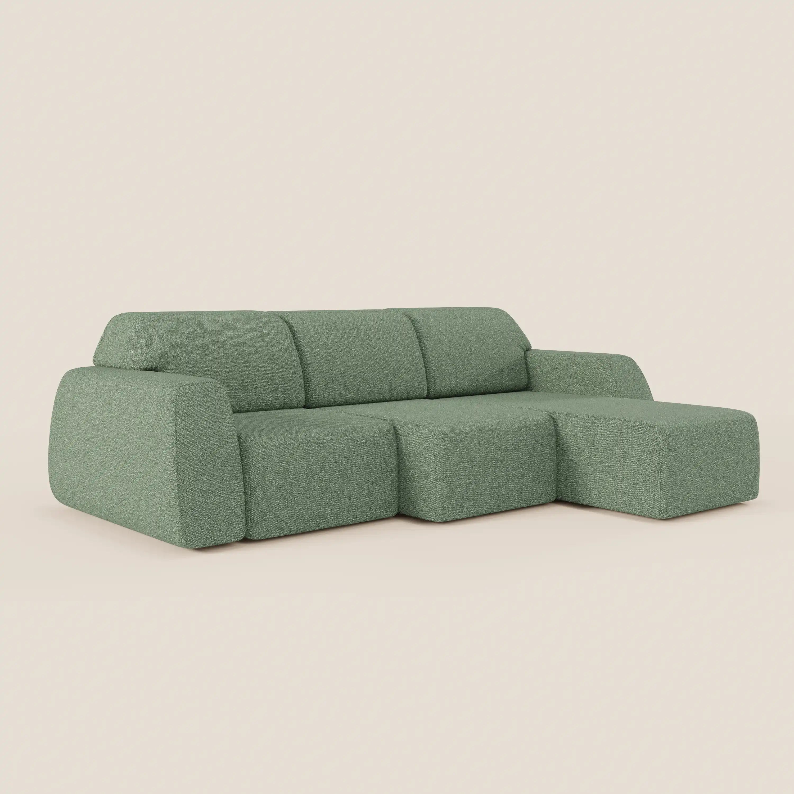 Orbit Divano angolare con penisola reversibile di Divani.Store è un moderno divano modulare verde chiaro, con morbidi bordi arrotondati e tre cuscini seduti, in tessuto smacchiabile effetto cotone T33. Tutte le sedute sono allungabili.