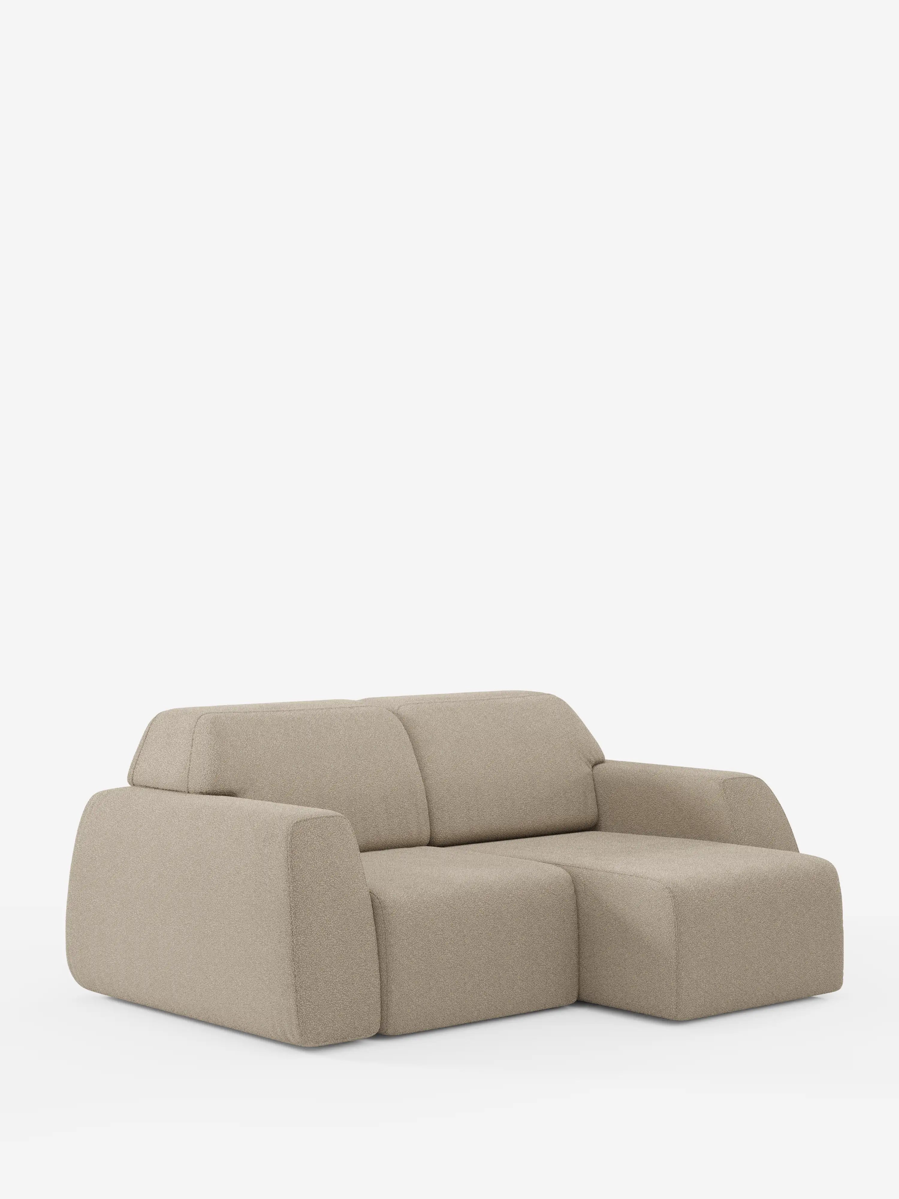 Vi presentiamo il divano Orbit a 3 posti con sedute scorrevoli di Divani.Store, un moderno divano componibile beige caratterizzato da bordi arrotondati e da una chaise longue a destra. Questo divano, completamente sfoderabile, è rivestito in tessuto T33 effetto cotone, facile da pulire, e presenta cuscini spessi e morbidi con uno schienale basso. Elegante e accogliente, il divano si staglia su uno sfondo bianco liscio, senza gambe a vista né decorazioni aggiuntive.