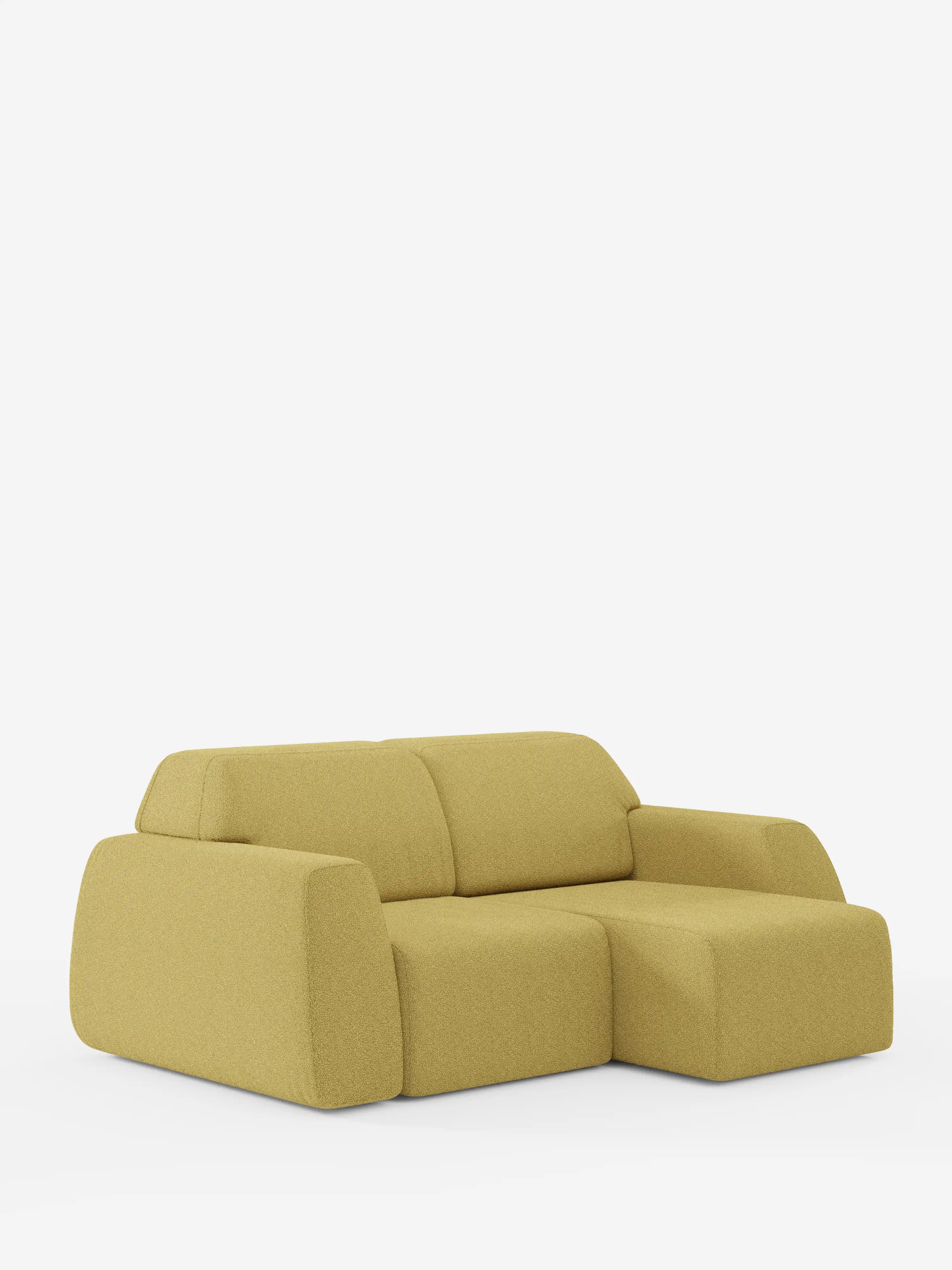 Il moderno divano Orbit a 2 e 3 posti con sedute scorrevoli di Divani.Store, qui raffigurato in verde oliva chiaro, presenta una chaise longue sul lato destro. Questo divano completamente sfoderabile, rivestito in tessuto T33 effetto cotone antimacchia, presenta ampi braccioli arrotondati, morbidi cuscini e un design minimalista dalle linee squadrate. Lo sfondo bianco a tinta unita mette in risalto il divano Orbit come elemento centrale dell’immagine.