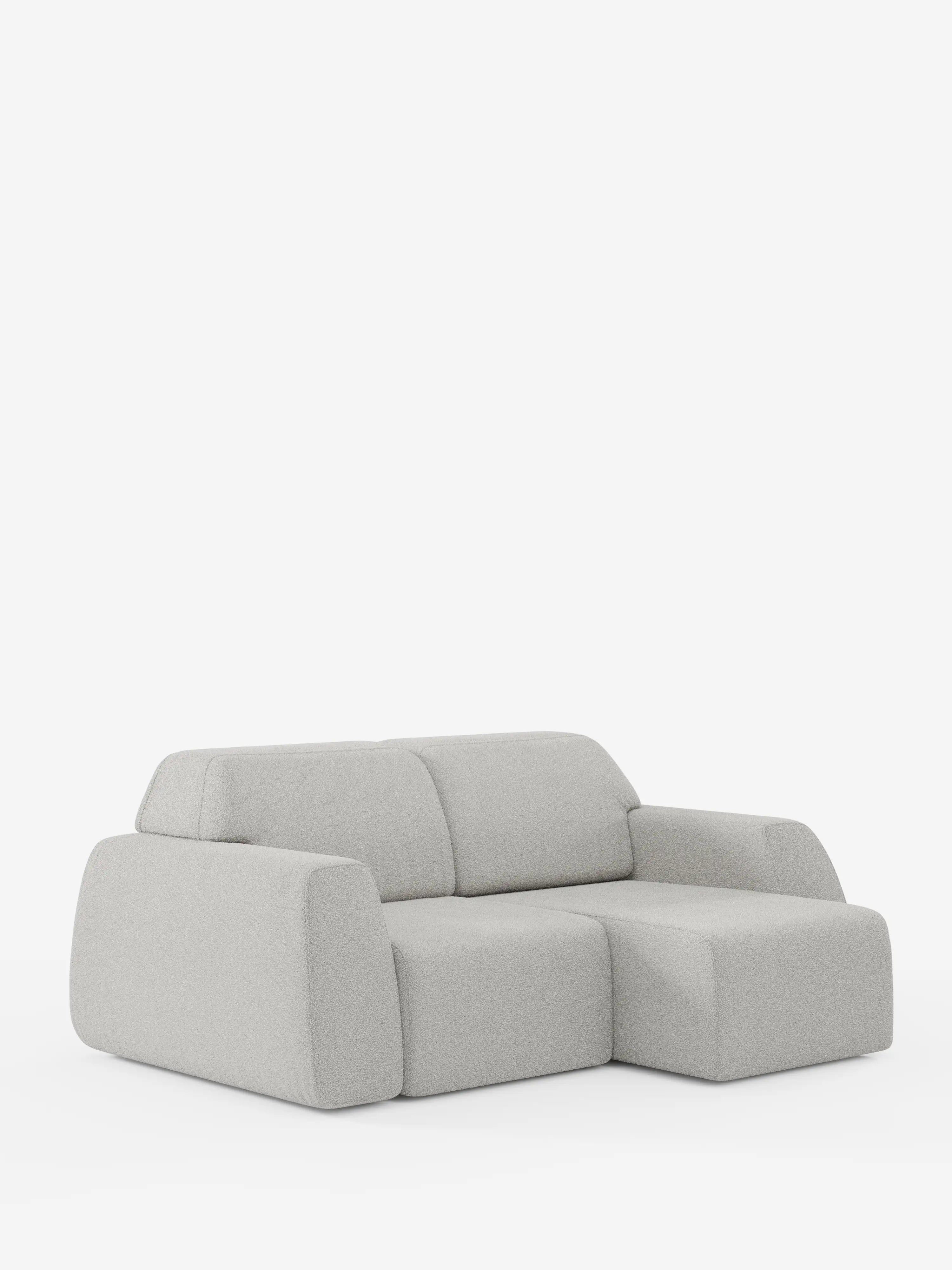 Il divano a 3 posti Orbit di Divani.Store, presentato in una tonalità di grigio chiaro con profili arrotondati e chaise longue sul lato destro, spicca su uno sfondo bianco essenziale. Questo modello vanta sedute scorrevoli e cuscini spessi e soffici sia per la seduta che per lo schienale, offrendo un equilibrio tra design contemporaneo, comfort avvolgente ed estetica minimalista. Completamente sfoderabile in tessuto smacchiabile effetto cotone T33.