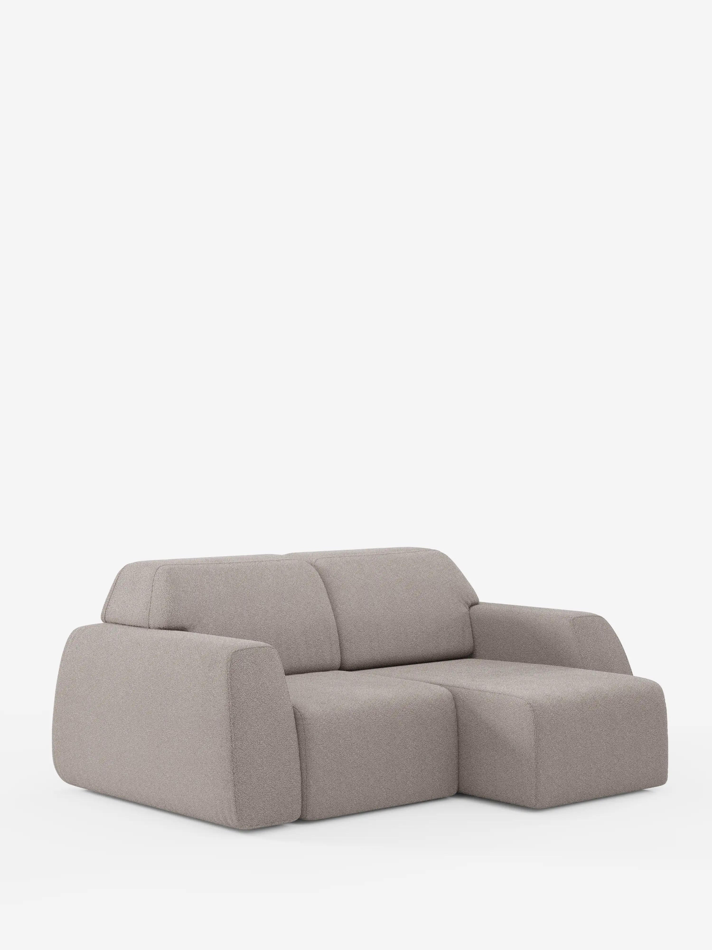 Un divano a 3 posti Orbit in grigio chiaro contemporaneo con sedute scorrevoli di Divani.Store, caratterizzato da ampi braccioli arrotondati e morbidi cuscini. Il lato destro è dotato di una chaise longue integrata, mentre il rivestimento in tessuto T33 effetto cotone, completamente sfoderabile e resistente alle macchie, risalta sullo sfondo bianco a tinta unita, esaltandone la morbida consistenza e il design moderno.