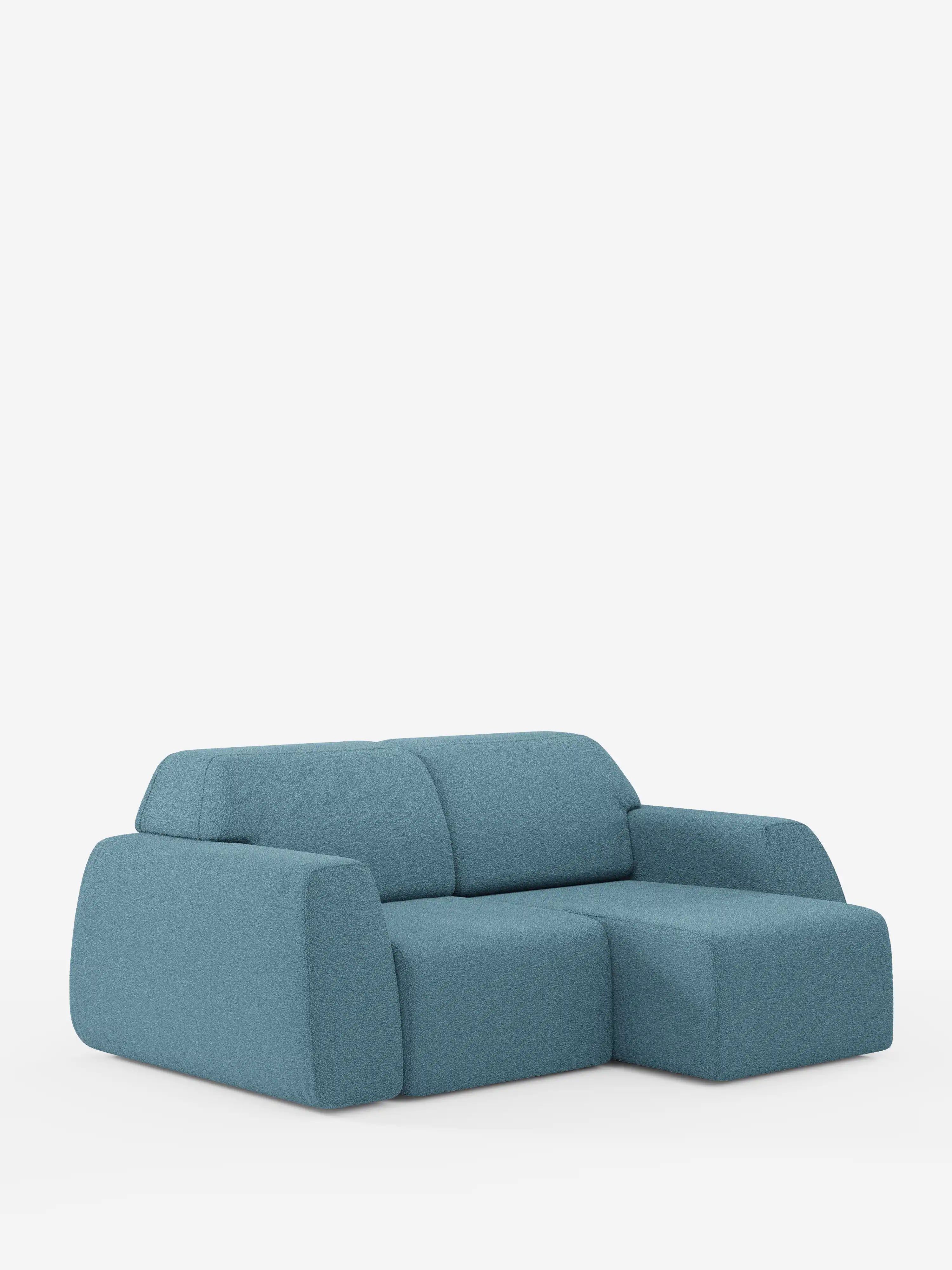 Il divano a 3 posti Orbit con sedute scorrevoli di Divani.Store presenta un design modulare moderno in blu-verde acqua, con cuscini spessi, ampi braccioli e una sezione chaise longue orientata a destra. Lo schienale è leggermente inclinato per garantire il massimo comfort, mentre il divano — completamente sfoderabile in tessuto smacchiabile effetto cotone T33 — sfoggia uno stile minimalista e contemporaneo e si distingue su uno sfondo bianco a tinta unita.
