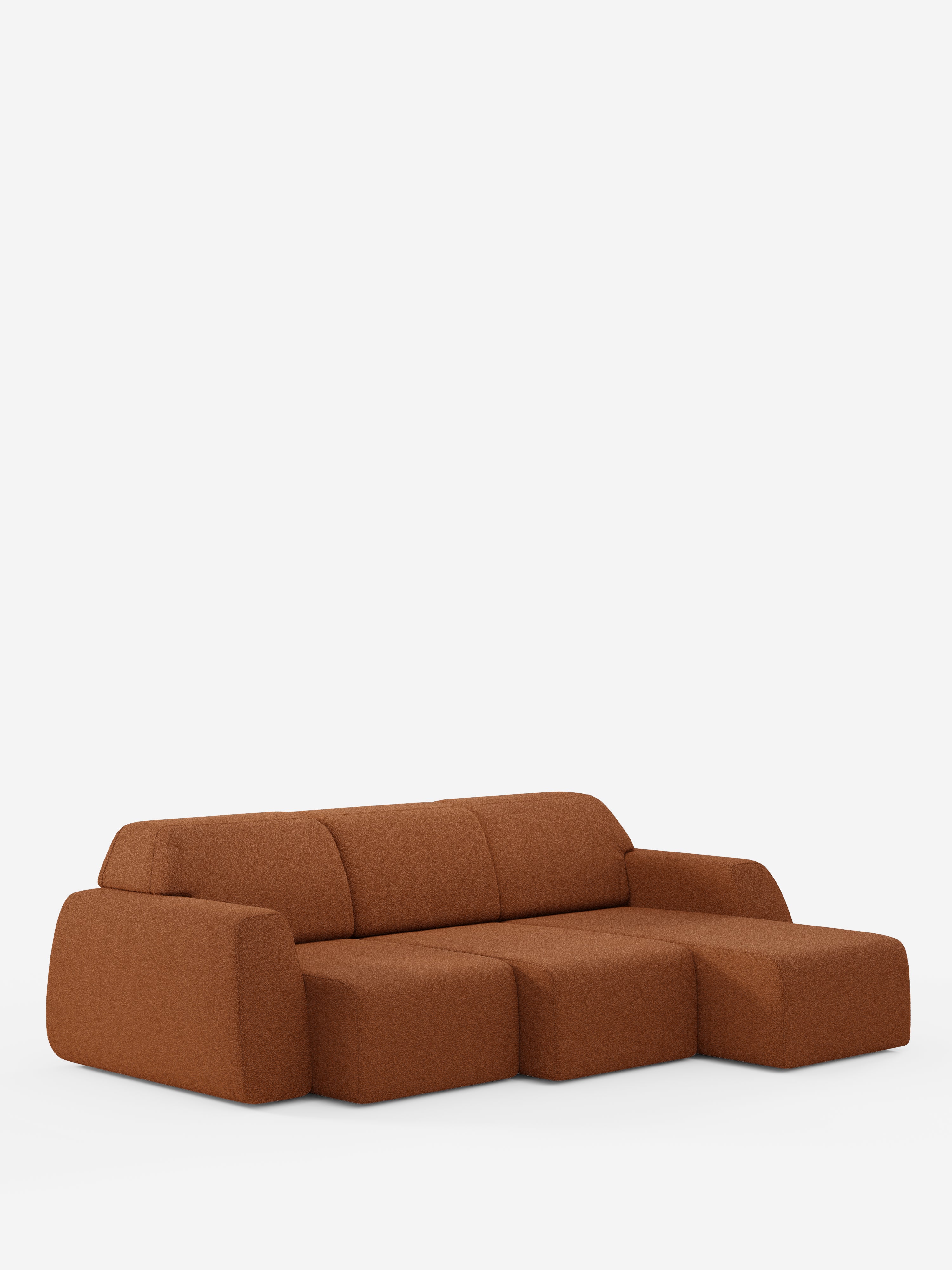 Un divano componibile moderno e minimalista di colore marrone, a tre posti, con bordi ampi e arrotondati. Questo modello Orbit Divano angolare con penisola reversibile e tutte le sedute allungabili in tessuto smacchiabile effetto cotone T33 di Divani.Store presenta forme morbide e squadrate e braccioli dal profilo basso, che risaltano su uno sfondo bianco a tinta unita.