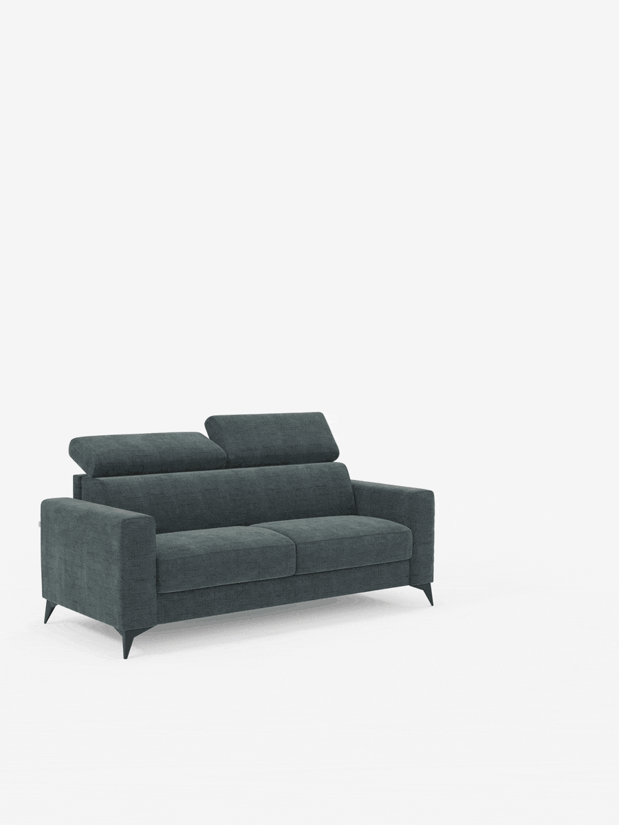 Un divano letto matrimoniale Pegaso di design contemporaneo di Divani.Store, rivestito in tessuto jacquard T22 grigio scuro antimacchia, è dotato di due cuscini di seduta, braccioli squadrati, gambe sottili e due poggiatesta regolabili. Il divano è esposto su uno sfondo bianco a tinta unita, circondato da un ampio spazio negativo.