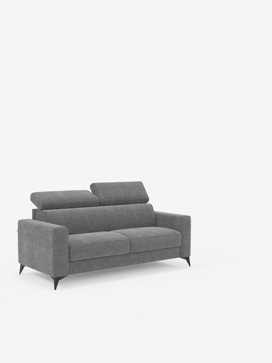 Un divano letto matrimoniale Pegaso di Divani.Store, rivestito in moderno tessuto jacquard grigio antimacchia T22, caratterizzato da due ampi cuscini di seduta, braccioli squadrati, gambe angolate nere e due poggiatesta regolabili, è raffigurato su uno sfondo bianco a tinta unita.