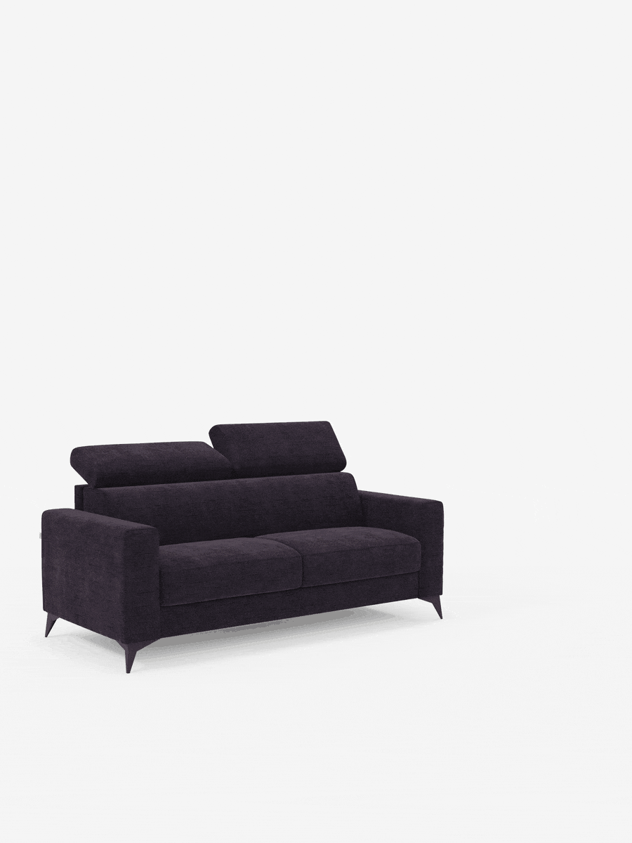 Un divano letto matrimoniale Pegaso di Divani.Store, rivestito in tessuto jacquard T22 viola scuro resistente alle macchie e dotato di poggiatesta regolabili e gambe inclinate, è messo in risalto su uno sfondo bianco a tinta unita. Le linee pulite e squadrate del divano e i cuscini rigidi offrono una comoda seduta per due o tre persone. Nell'immagine non sono presenti altri oggetti o decorazioni.