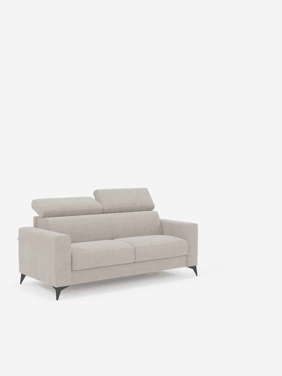 Un divano letto matrimoniale Pegaso color beige chiaro di Divani.Store, rivestito in tessuto jacquard antimacchia T22, caratterizzato da poggiatesta regolabili, linee pulite e braccioli squadrati. Questo divano moderno, con gambe angolate nere e un design minimalista, è posizionato leggermente decentrato verso sinistra su uno sfondo bianco a tinta unita.