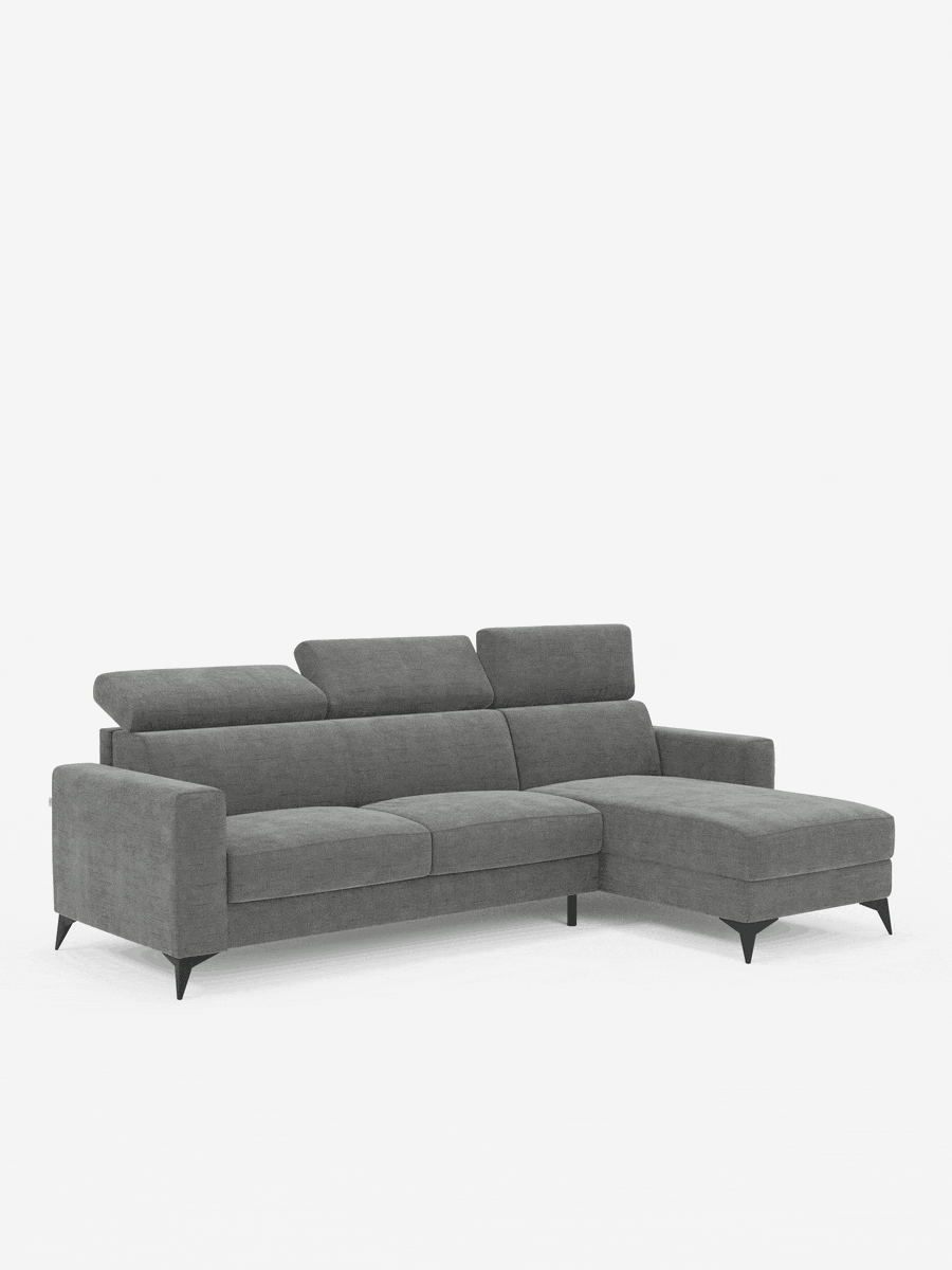 Divano letto angolare Pegaso di Divani.Store, caratterizzato da tre cuscini di seduta in tessuto jacquard antimacchia (T22), poggiatesta regolabili, una chaise longue con contenitore sul lato destro (“penisola contenitore”) e sottili gambe in metallo nero, raffigurato su uno sfondo bianco a tinta unita.