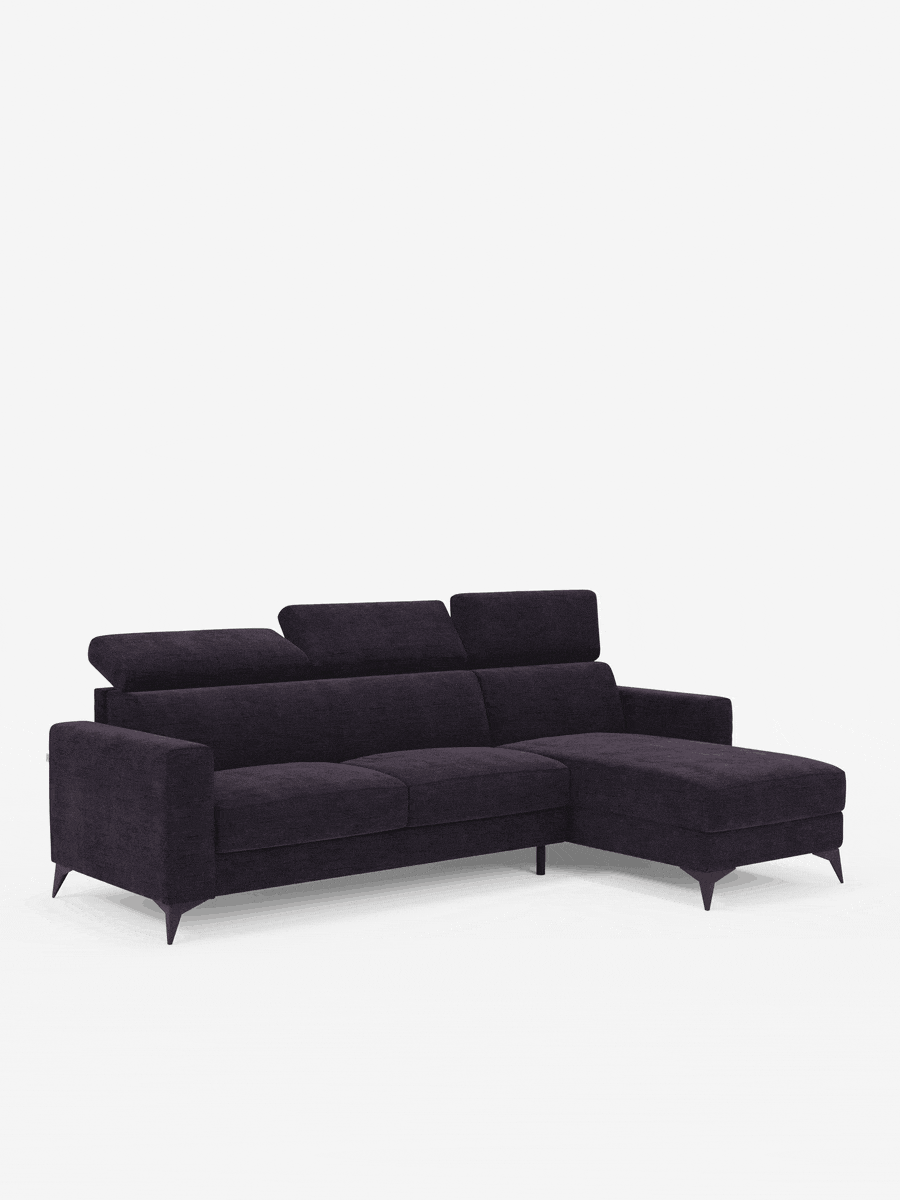 Un divano letto componibile Pegaso dal design contemporaneo di Divani.Store, realizzato in tessuto jacquard T22 resistente alle macchie in una ricca tonalità di viola scuro, è dotato di tre poggiatesta reclinabili, una chaise longue integrata sul lato destro con vano portaoggetti, braccioli angolati ed eleganti gambe affusolate. Il design minimalista si staglia su uno sfondo bianco a tinta unita.