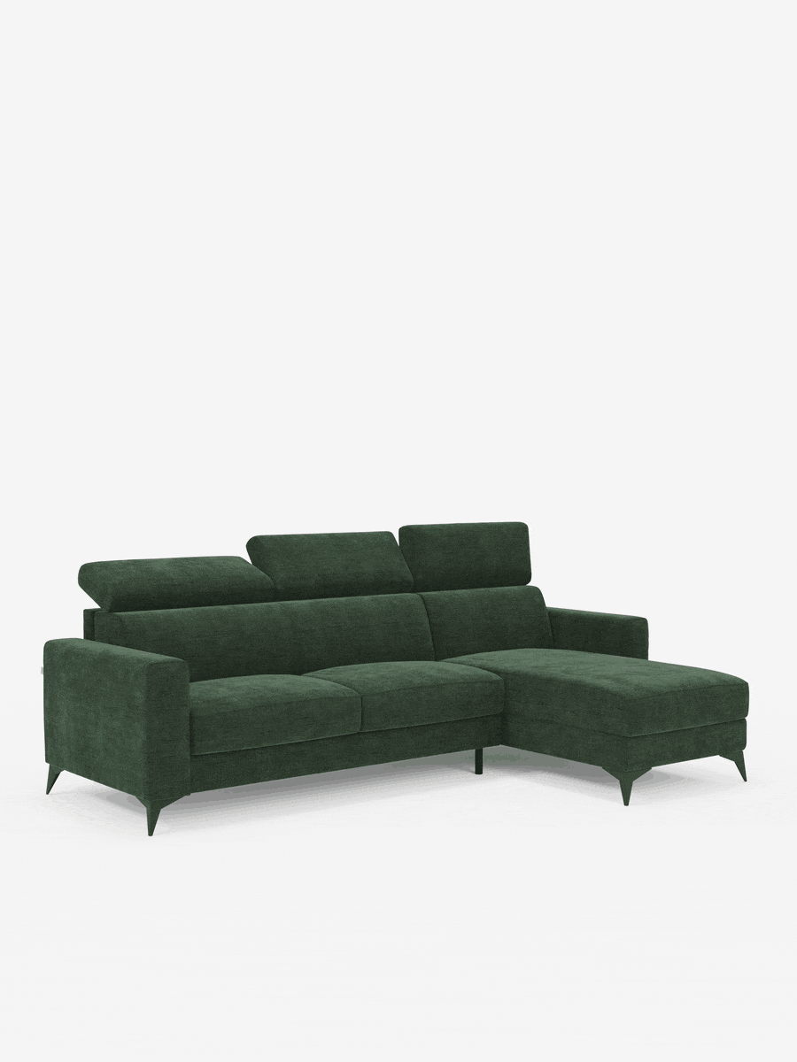 Il divano letto angolare Pegaso di Divani.Store è rivestito in tessuto jacquard verde scuro di facile manutenzione, è dotato di tre cuscini di seduta, poggiatesta regolabili e una chaise longue sul lato destro con vano portaoggetti integrato. Caratterizzato da braccioli sottili e gambe affusolate, questo versatile divano coniuga stile e funzionalità su uno sfondo bianco a tinta unita, rendendolo un complemento d’arredo ideale per qualsiasi ambiente contemporaneo.