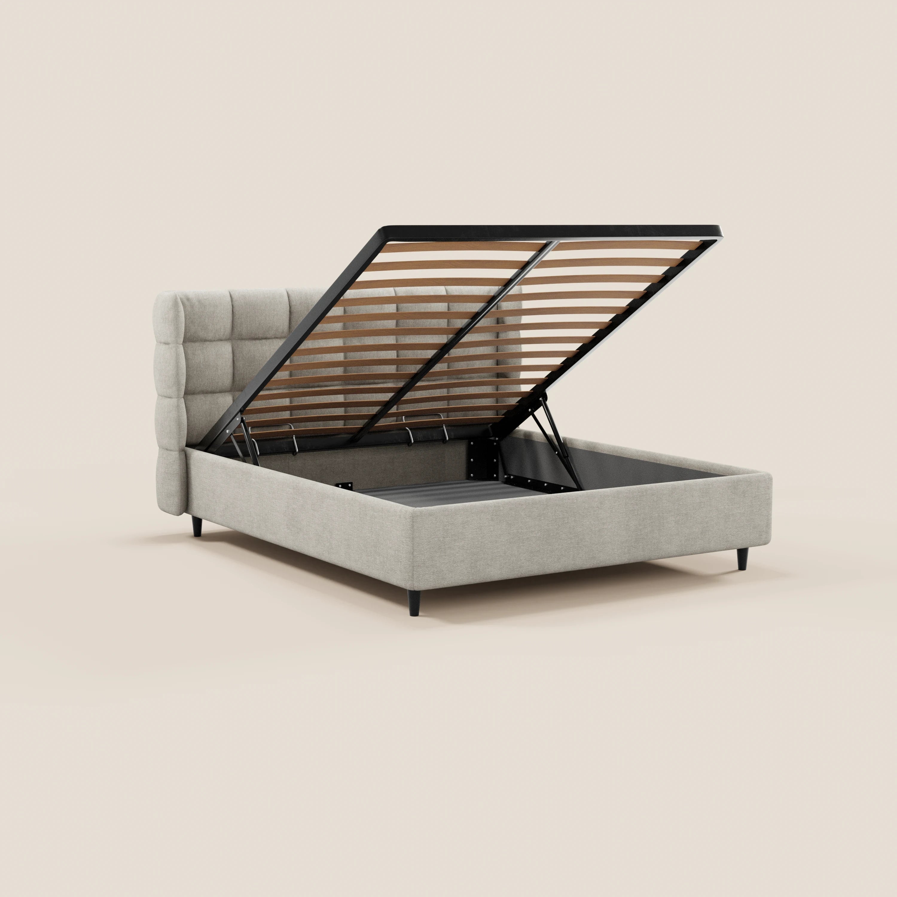 RAGNAR di Letti.store è un letto imbottito con contenitore e testiera capitonné avvolgente in elegante tessuto certificato Oeko-Tex®, con gambe nere corte, perfetto su uno sfondo beige.