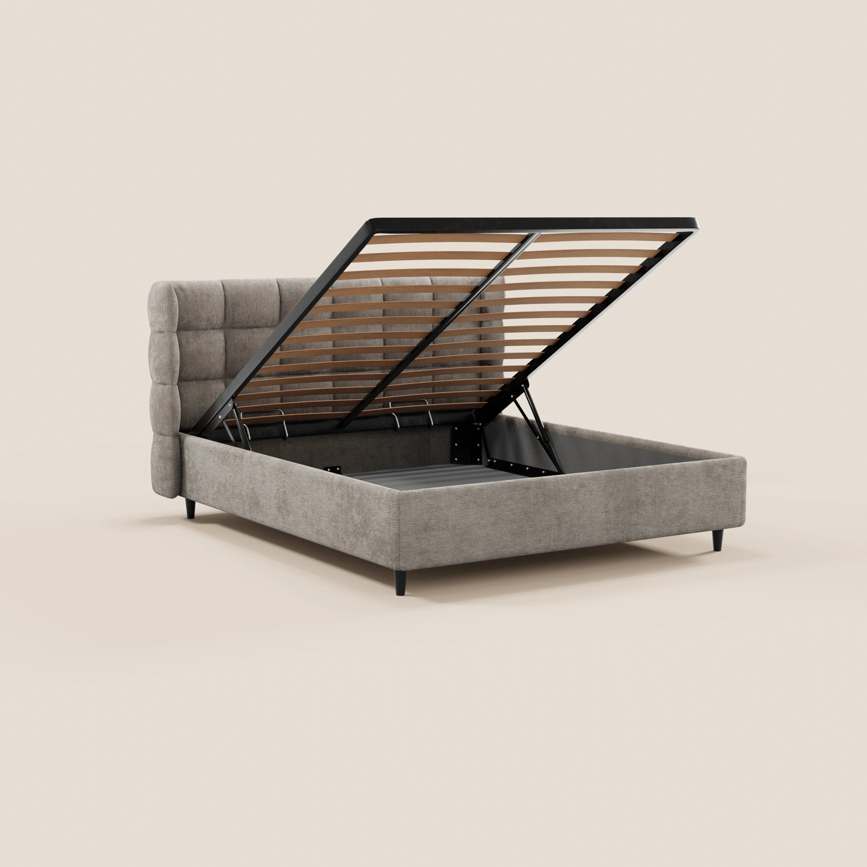 Il letto imbottito RAGNAR di Letti.store presenta una testiera avvolgente capitonné, tessuto beige certificato Oeko-Tex®, gambe nere e una piattaforma sollevabile con vano contenitore sottostante, sostenuta da doghe in metallo e legno. Sfondo chiaro a tinta unita.