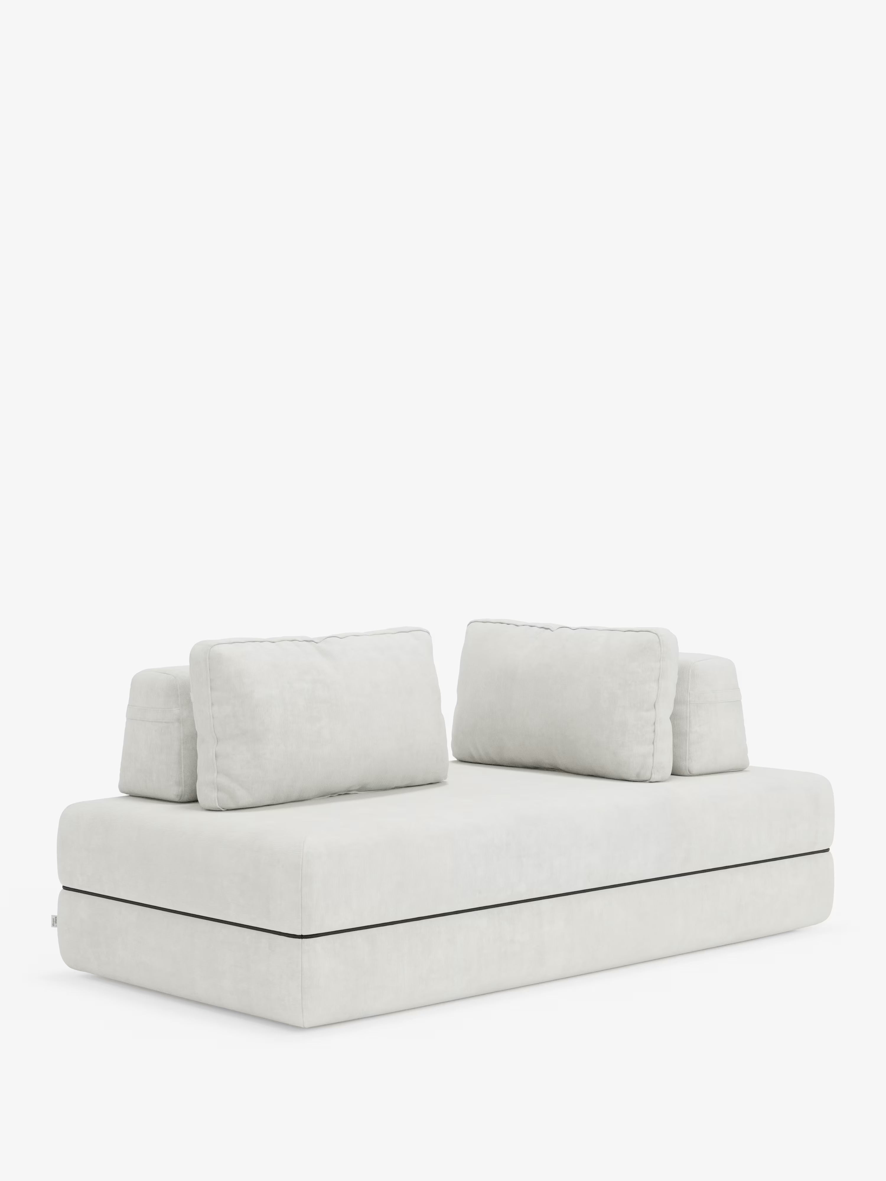 Un divano letto matrimoniale moderno e minimalista della linea Rift, disponibile nelle versioni a 2 e 3 posti presso Divani.Store, in grigio chiaro, caratterizzato da tre morbidi schienali regolabili, una seduta spessa dalle linee pulite e un rivestimento T31 liscio e resistente alle macchie. Questo divano letto poggia su una base piatta senza gambe a vista e include un lussuoso materasso in memory foam alto 24 cm, perfetto per valorizzare qualsiasi ambiente.
