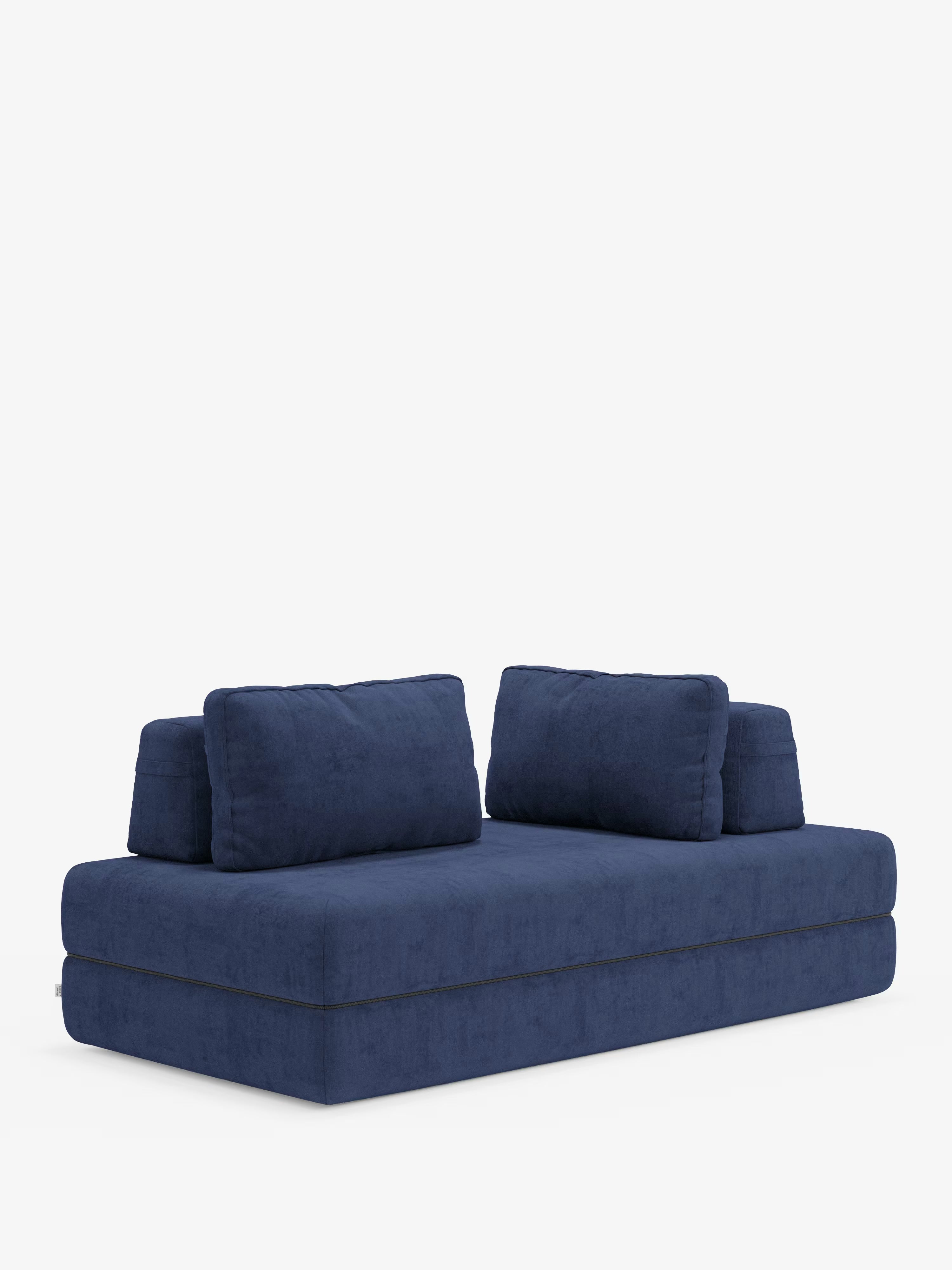 Un divano letto matrimoniale Rift in blu intenso dal design contemporaneo di Divani.Store: questo divano modulare presenta un profilo ribassato con due generosi cuscini di seduta e quattro grandi cuscini quadrati per lo schienale, che risaltano su uno sfondo bianco a tinta unita. Il design prevede schienali regolabili, può ospitare 2 o 3 posti a sedere e include un materasso in memory foam alto 24 cm rivestito in tessuto T31 facile da pulire.