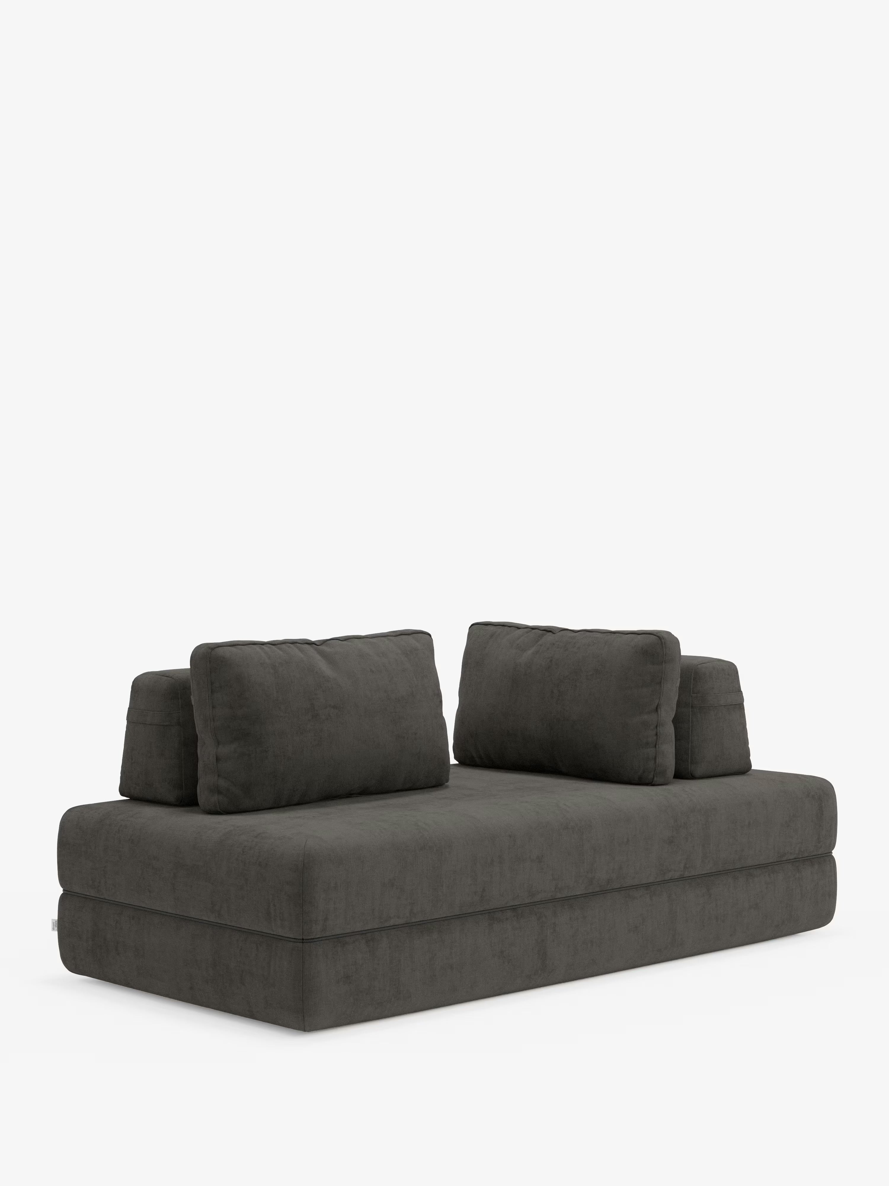 Un moderno divano letto matrimoniale Rift, disponibile nelle versioni a 2 e 3 posti, di Divani.Store, caratterizzato da un design dal profilo ribassato con una seduta morbida e squadrata e quattro grandi cuscini rettangolari coordinati, dotati di schienali mobili per un comfort personalizzabile. Il divano è dotato di un materasso in memory foam alto 24 cm ed è rivestito in tessuto T31 antimacchia, qui raffigurato su uno sfondo bianco a tinta unita.