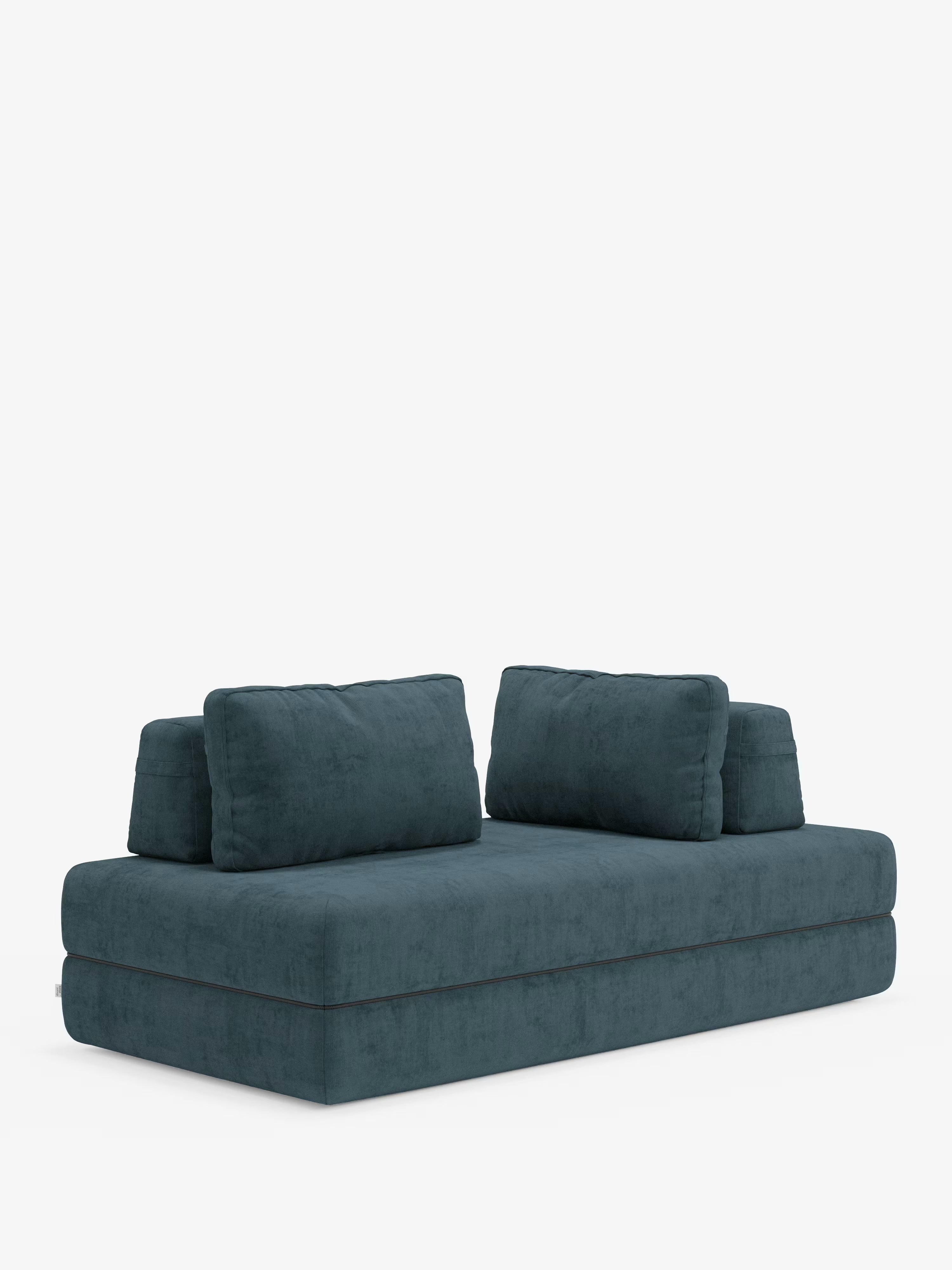 Un moderno divano letto matrimoniale Rift color verde acqua dal profilo slanciato di Divani.Store, disponibile nelle versioni a 2 o 3 posti con schienali orientabili. Questo divano di design è caratterizzato da tre ampi cuscini dello schienale coordinati e da una silhouette squadrata e minimalista, con rivestimento in morbido tessuto T31 resistente alle macchie, un materasso in memory foam alto 24 cm e gambe nascoste e discrete, il tutto su uno sfondo bianco a tinta unita.
