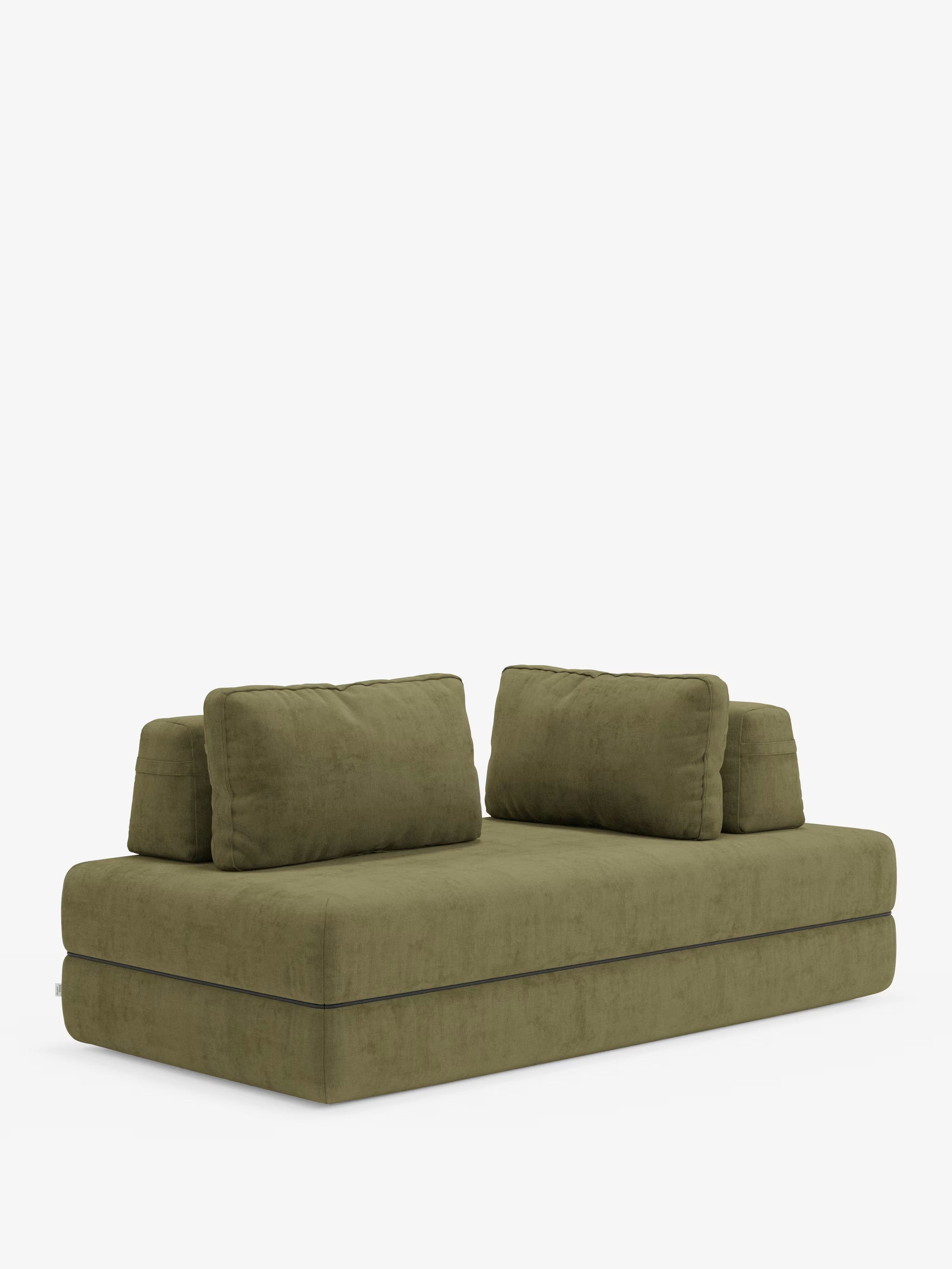 Il divano letto matrimoniale a 2 e 3 posti “Rift” di Divani.Store è presentato su uno sfondo bianco a tinta unita e si caratterizza per un design moderno in verde oliva, con linee pulite e squadrate e senza gambe a vista, per un look minimalista. I suoi spessi cuscini di seduta e i quattro cuscini dello schienale abbinati, insieme agli schienali regolabili e a un materasso in memory foam alto 24 cm rivestito in tessuto T31 antimacchia, rendono questo divano elegante e funzionale.