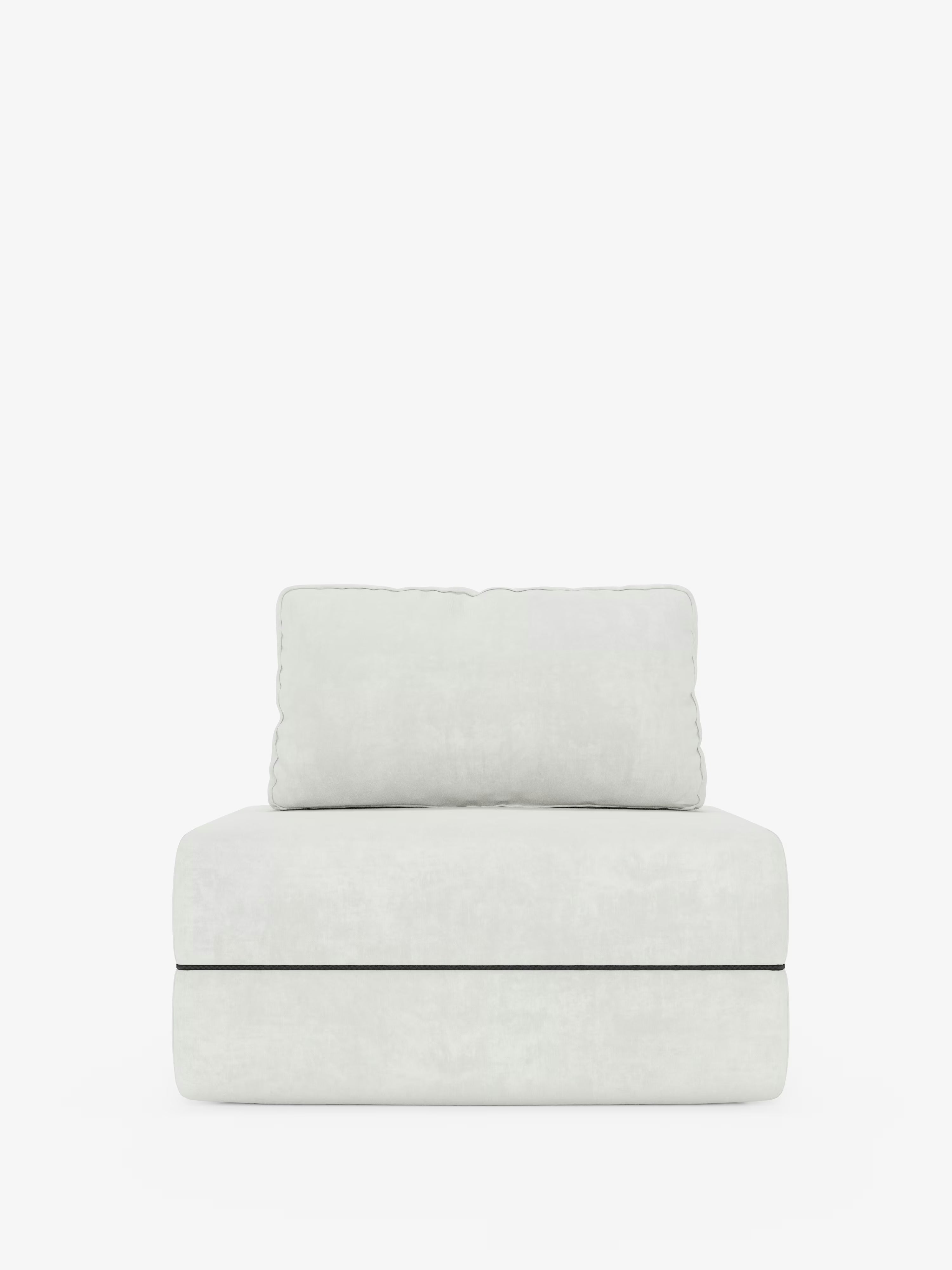 Una poltrona letto Rift moderna e minimalista di Divani.Store, dotata di un materasso in memory foam alto 24 cm e di uno schienale mobile, è rivestita in tessuto T31 grigio chiaro, liscio e resistente alle macchie, con cuciture discrete. Un ampio cuscino di seduta e un cuscino rettangolare dello schienale in tinta completano il design, che si staglia su uno sfondo bianco a tinta unita.