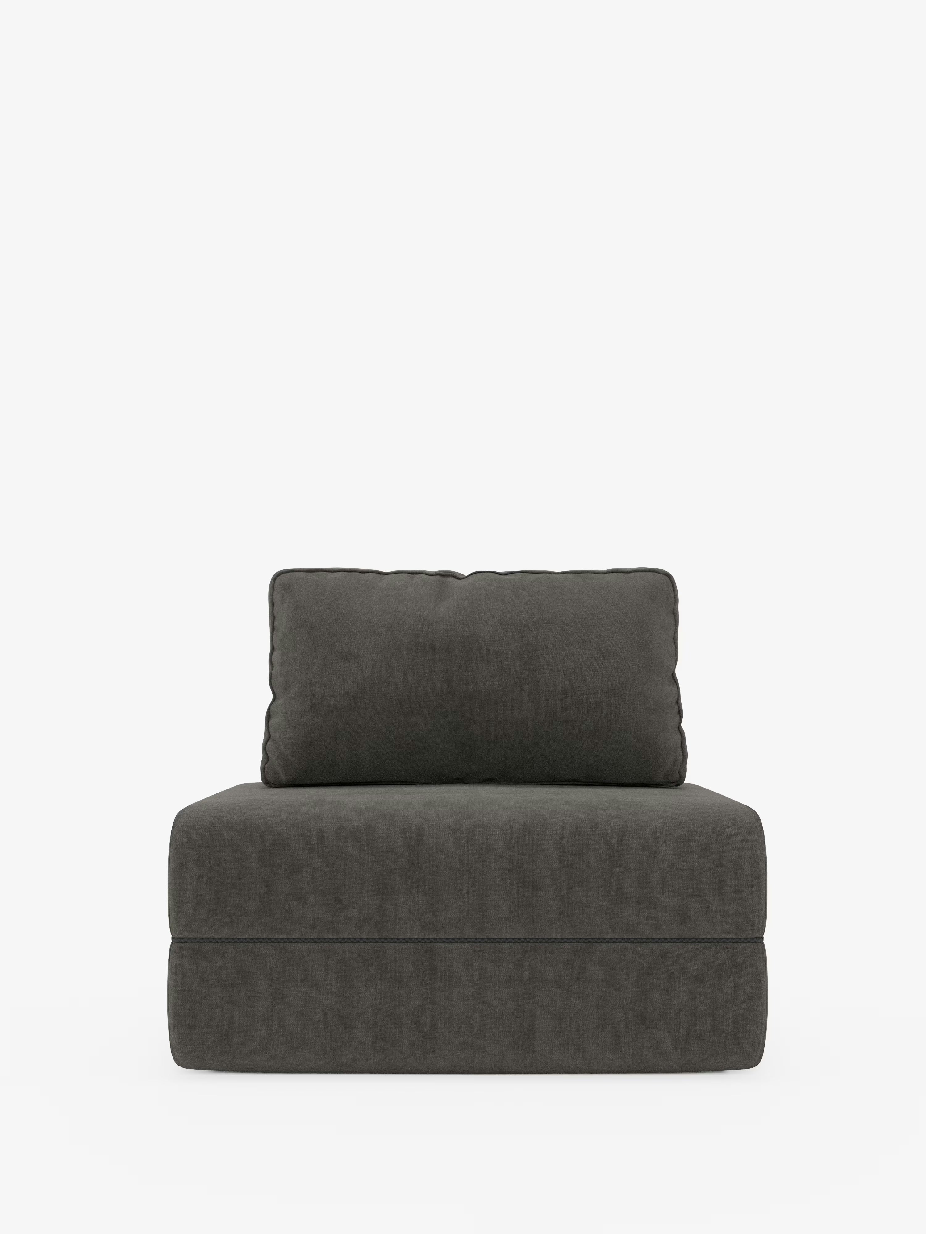 Vista frontale della poltrona letto Divani.Store Rift con materasso alto 24 cm in memory foam, caratterizzata da una linea moderna senza braccioli, rivestita in tessuto T31 grigio scuro resistente alle macchie. La poltrona è dotata di un cuscino di seduta spesso e di un cuscino dello schienale abbinato con schienale mobile, il tutto su uno sfondo bianco a tinta unita. Il design minimalista e raffinato esalta il comfort e lo stile contemporaneo di questo divano letto.
