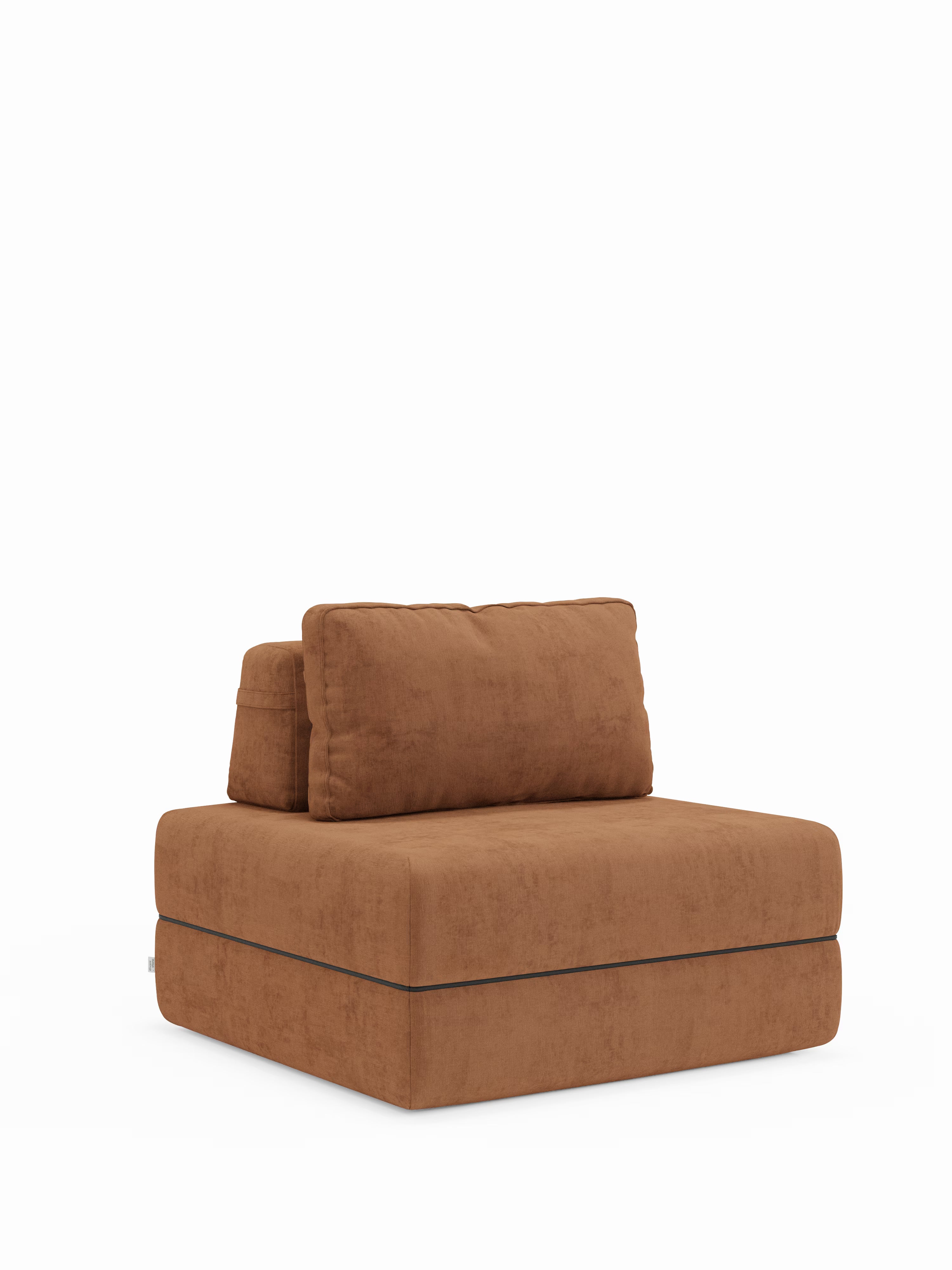 Una poltrona letto Rift contemporanea di Divani.Store, caratterizzata da un tessuto T31 marrone intenso e resistente alle macchie, un cuscino di seduta rettangolare con materasso in memory foam alto 22 cm e un cuscino dello schienale mobile abbinato. Questa poltrona senza braccioli vanta linee pulite e un design squadrato e minimalista che poggia direttamente sul pavimento senza gambe visibili.