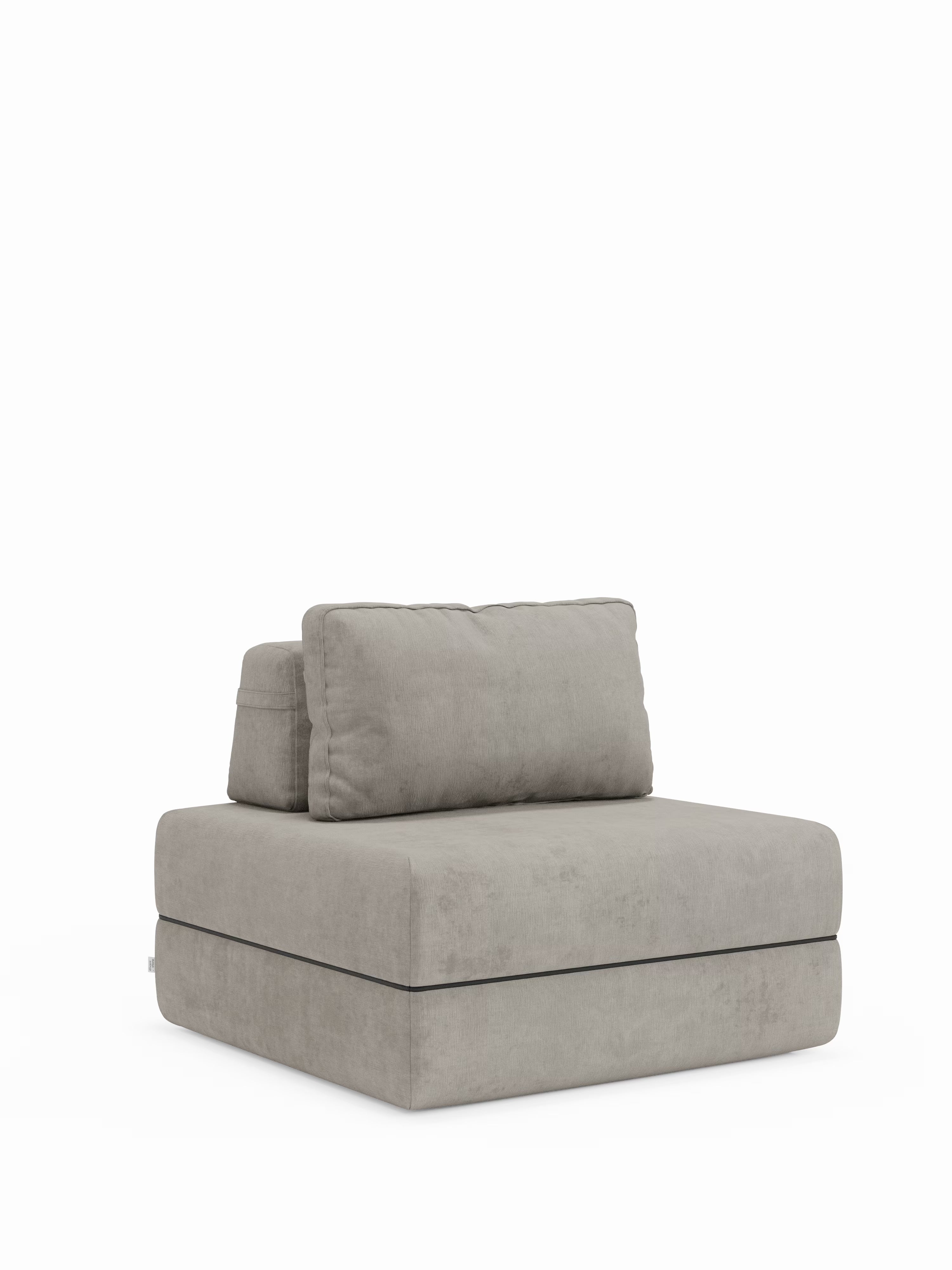 Una poltrona letto Rift di colore grigio chiaro, dalla forma squadrata, con materasso alto 22 cm e memory foam di Divani.Store, caratterizzata da un cuscino di seduta spesso, uno schienale rettangolare imbottito con supporto mobile e un cuscino separato abbinato. Rivestita in tessuto T31 facile da pulire, questa poltrona senza braccioli è raffigurata su uno sfondo bianco a tinta unita, senza altri oggetti visibili.