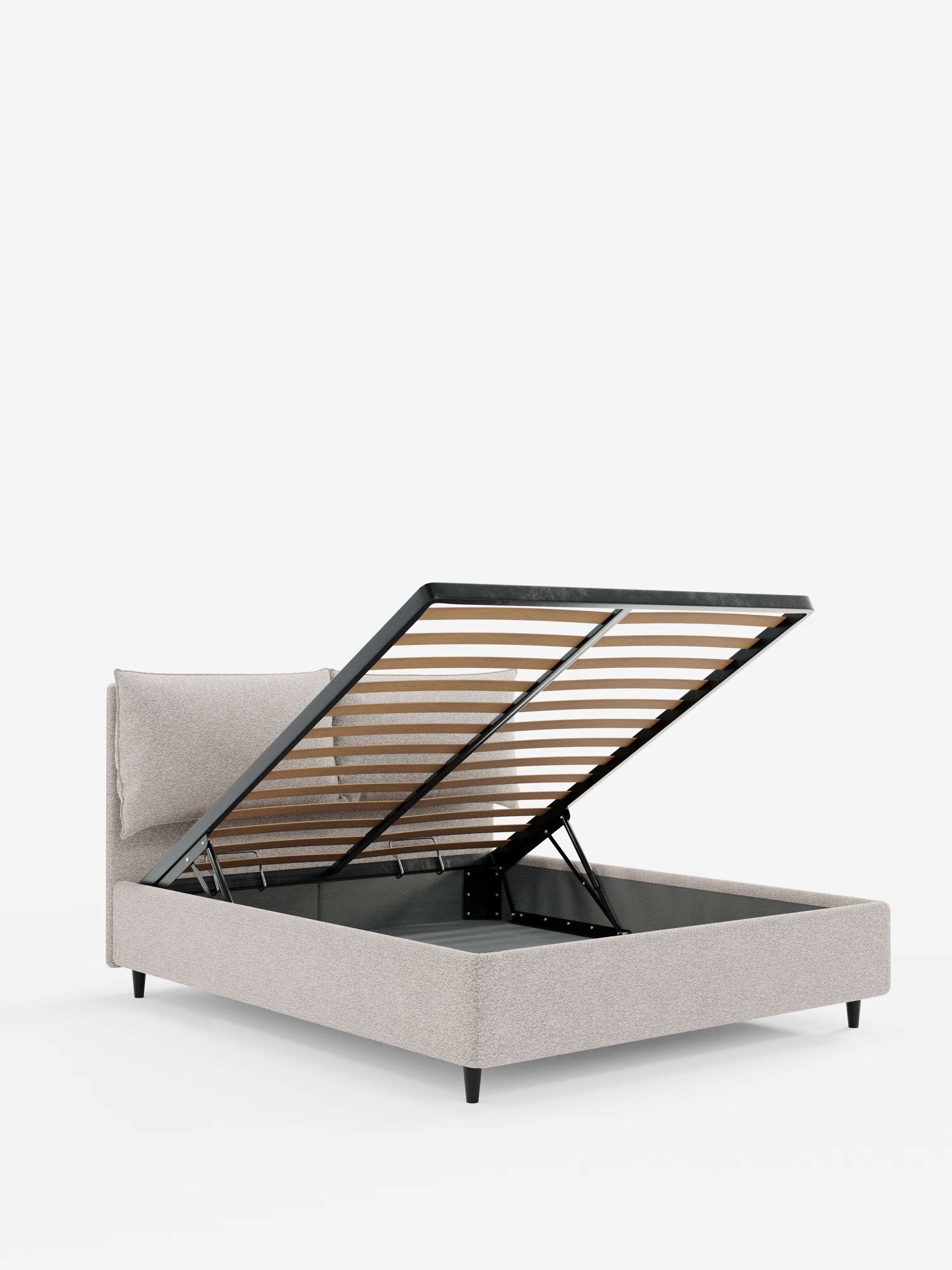 Il letto imbottito ZAYRON di Letti.store è una struttura letto queen-size in beige chiaro, realizzata in tessuto certificato Oeko-Tex®. Caratterizzato da una testiera imbottita con cuscini morbidi regolabili e da gambe corte nere, offre un pratico spazio contenitivo sotto il letto grazie alla rete a doghe sollevabile: un vero e proprio letto contenitore. Il design moderno si stacca su uno sfondo bianco a tinta unita.