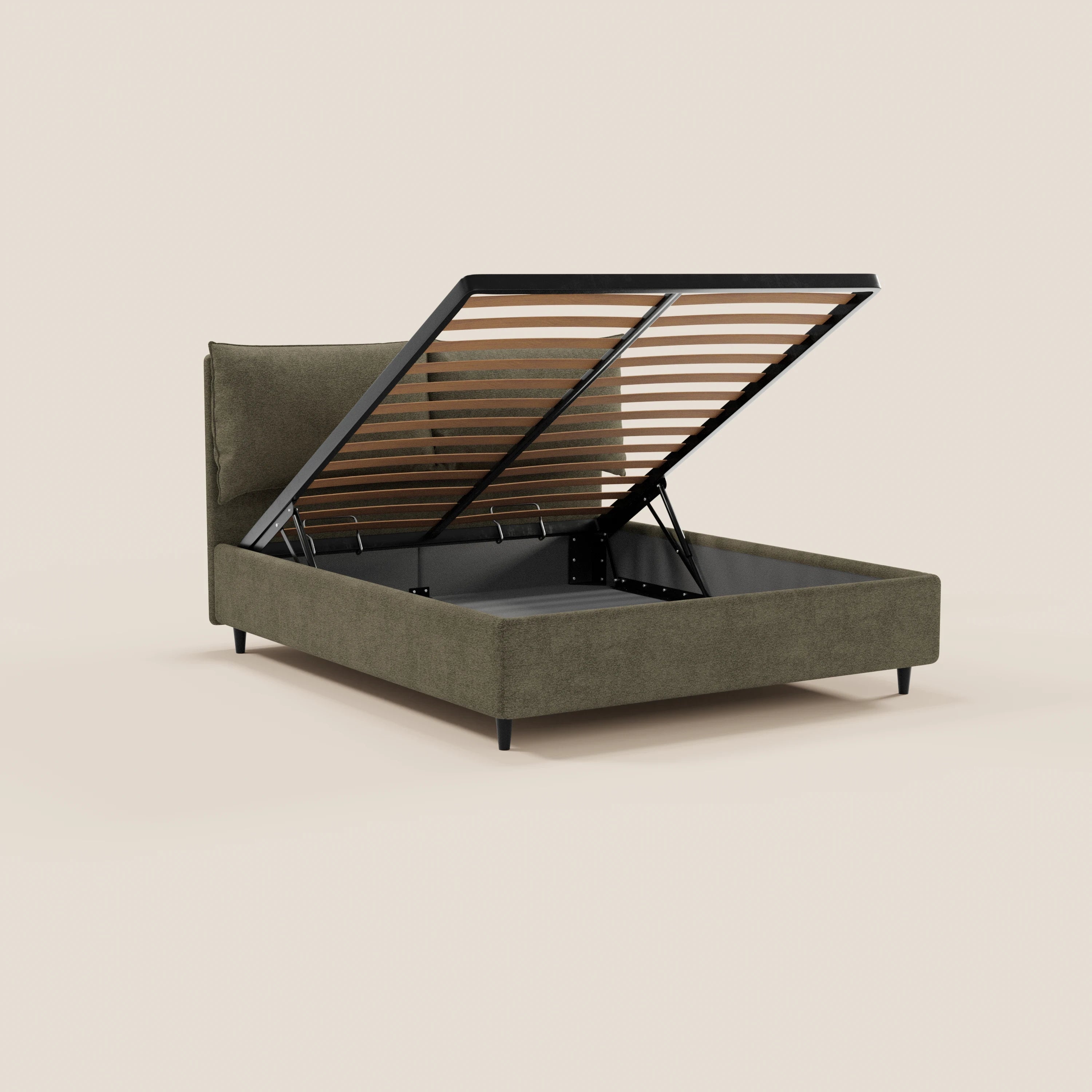 Il letto imbottito ZAYRON di Letti.store, realizzato in tessuto verde certificato Oeko-Tex®, è dotato di un ampio contenitore sotto il letto, cuscini morbidi regolabili e gambe in metallo nero; nella foto è raffigurato con la rete sollevata su uno sfondo beige.