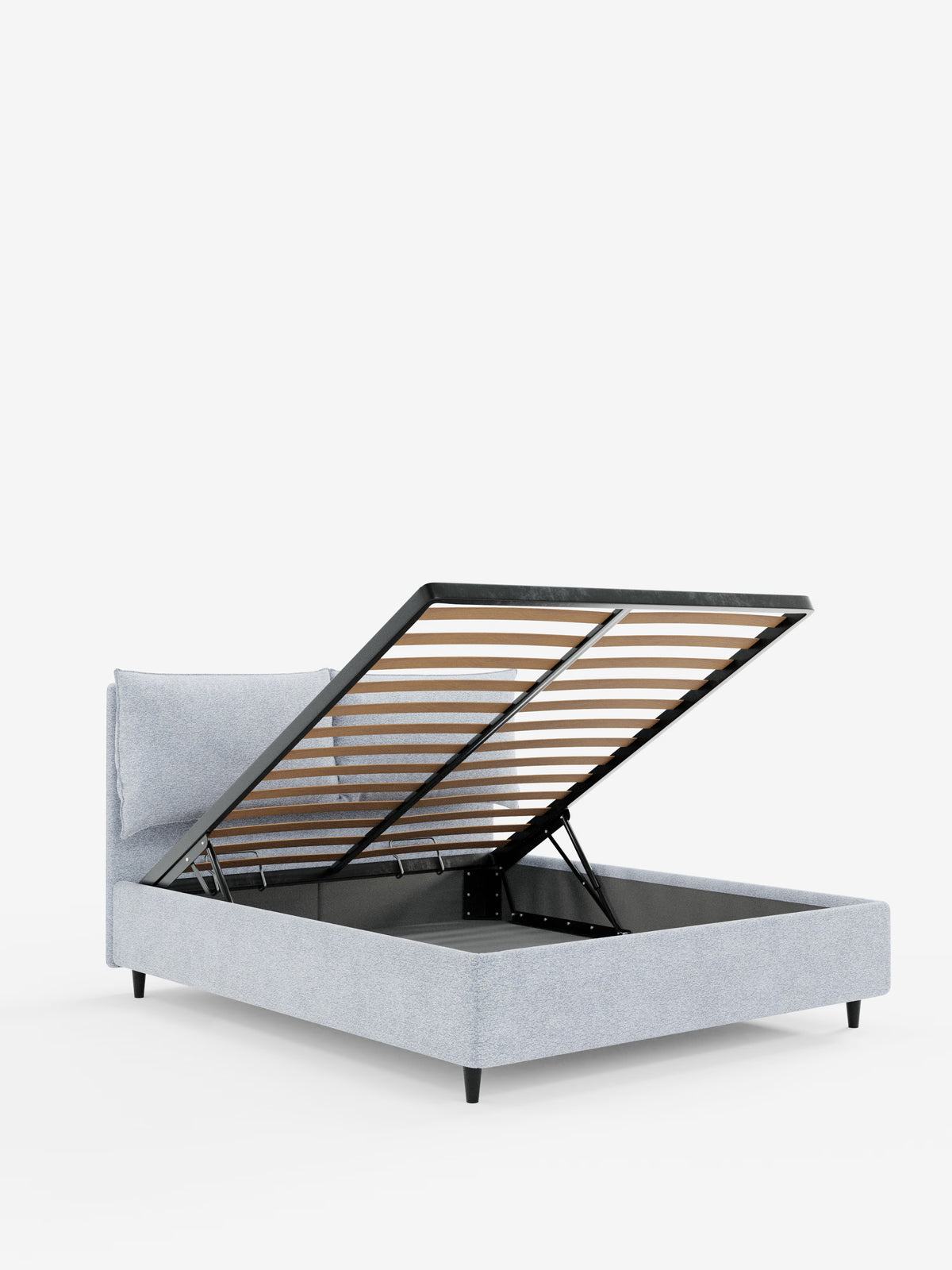 Vi presentiamo il letto imbottito ZAYRON con contenitore e morbidi cuscini regolabili di Letti.store: un moderno letto imbottito grigio chiaro dotato di una base a doghe sollevabile che rivela un ampio vano contenitore sottostante, rendendolo la soluzione perfetta come letto contenitore. Questo letto di grande stile presenta gambe nere inclinate e una testiera imbottita con cuscini regolabili in tessuto certificato Oeko-Tex®, il tutto splendidamente valorizzato da uno sfondo bianco a tinta unita.