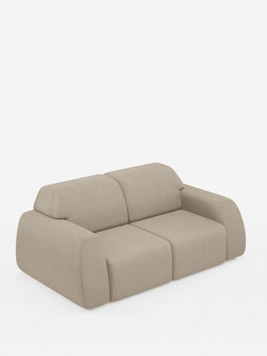 Il divano a due posti Orbit di Divani.Store, caratterizzato da ampi braccioli arrotondati e da una silhouette modulare, spicca su uno sfondo bianco senza cuciture. Rivestito con il tessuto smacchiabile effetto cotone T33, completamente sfoderabile, questo divano moderno, con la sua morbida consistenza e le linee decise e minimaliste, conferisce all’ambiente un’atmosfera contemporanea ma accogliente.