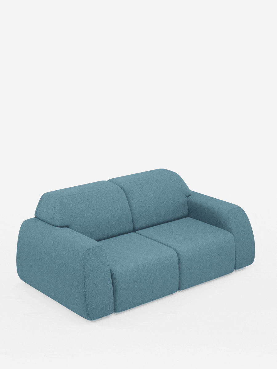 Un divano a tre posti Orbit blu in stile contemporaneo di Divani.Store è presentato su uno sfondo bianco; si caratterizza per i braccioli larghi, lo schienale basso e i bordi morbidi e arrotondati. Il design, in stile minimalista e moderno, presenta sedute scorrevoli ed è interamente sfoderabile, con rivestimento in tessuto T33 effetto cotone di facile pulizia.