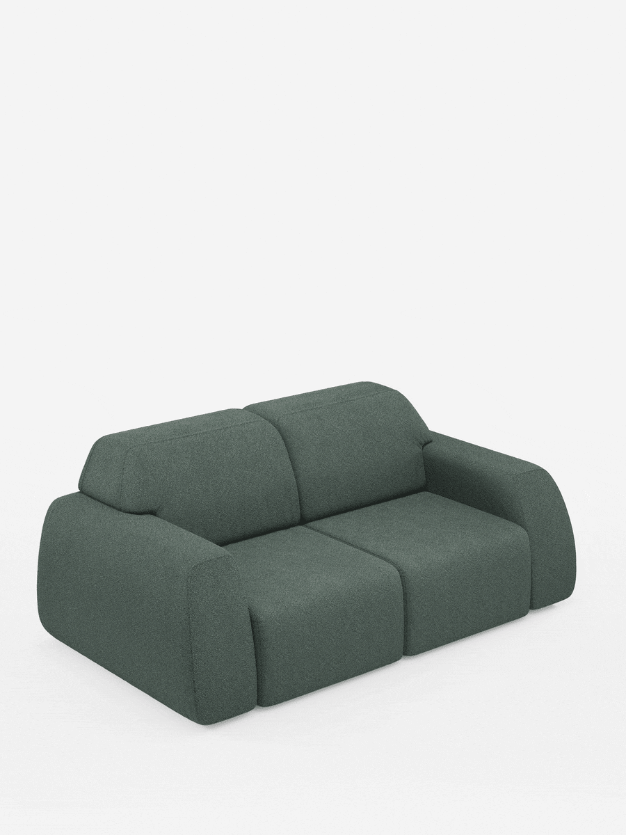 Un divano a tre posti Orbit contemporaneo di colore verde scuro, proposto da Divani.Store, caratterizzato da bordi arrotondati, schienali bassi e sedute morbide e imbottite, rivestite in tessuto T33 effetto cotone, completamente sfoderabile e resistente alle macchie. Ripreso da un’angolazione frontale su uno sfondo bianco a tinta unita, il divano mette in risalto il suo design minimalista e moderno con sedute scorrevoli.
