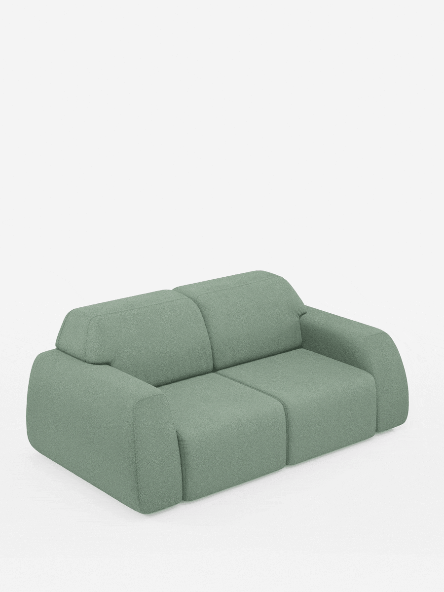 Un divano Orbit moderno e morbido a 2 e 3 posti con sedute scorrevoli di Divani.Store, completamente sfoderabile in tessuto smacchiabile effetto cotone T33 in una tonalità di verde chiaro, caratterizzato da cuscini voluminosi e braccioli. Su uno sfondo bianco, lo schienale è leggermente inclinato e il divano presenta un design contemporaneo, basso e minimalista, con linee fluide e bordi arrotondati.