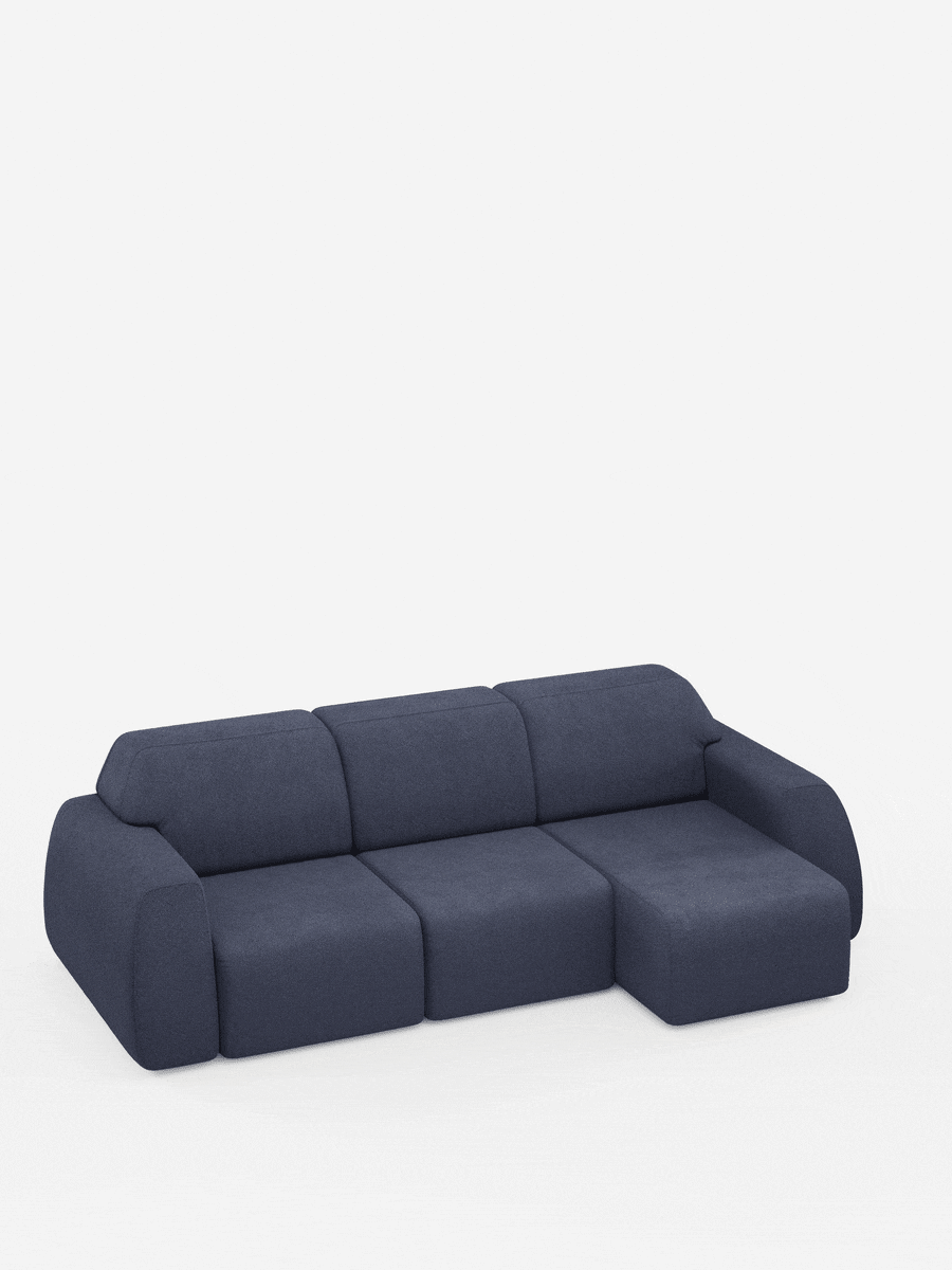 Vi presentiamo il divano angolare Orbit con penisola reversibile e tutte le sedute allungabili in tessuto smacchiabile effetto cotone T33 di Divani.Store: un divano modulare di alta gamma color blu navy con tre posti a sedere e una chaise longue reversibile. Una delle sezioni si estrae e si ribalta trasformandosi in un letto con materasso grigio, mettendo in risalto la funzione letto integrata nel divano. L’allestimento è caratterizzato da uno sfondo bianco e pulito.