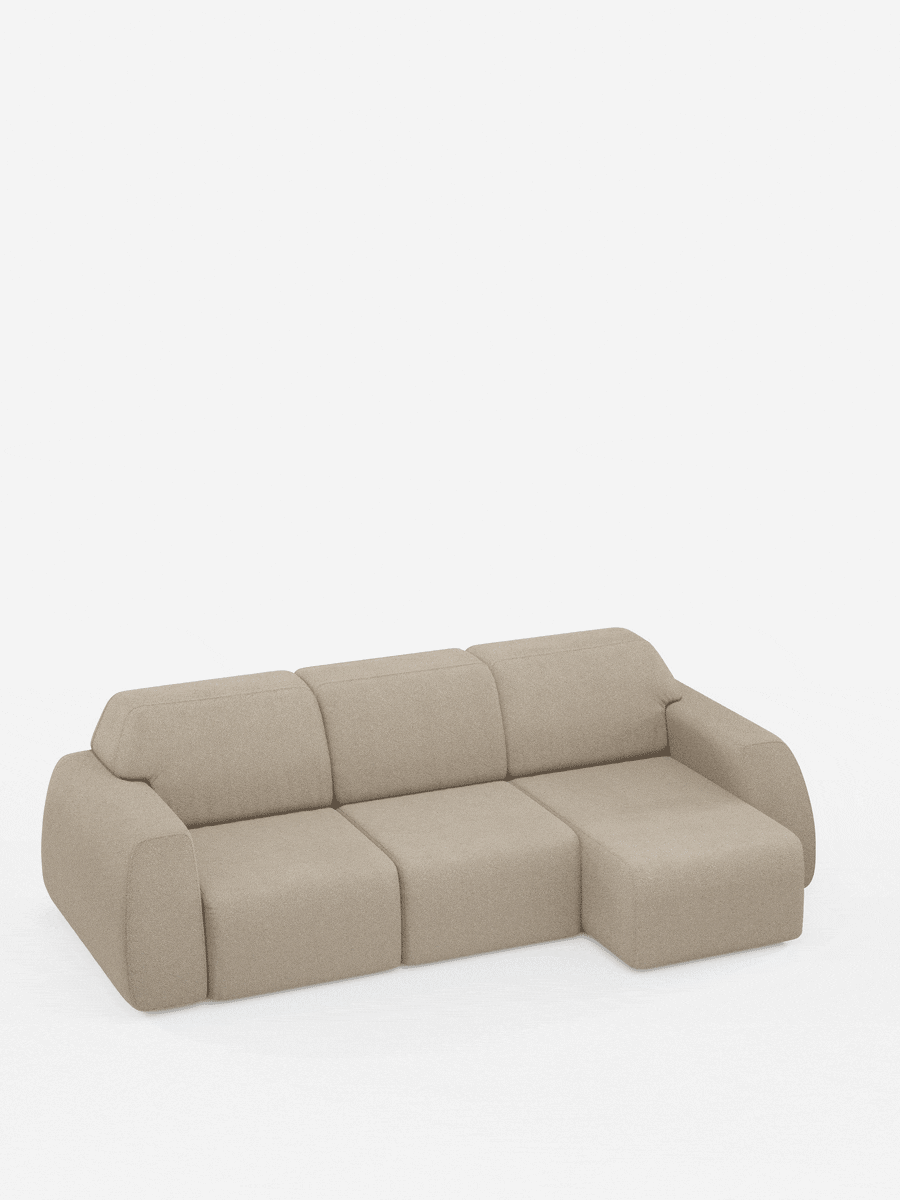 Il divano angolare Orbit con penisola reversibile e tutte le sedute allungabili in tessuto smacchiabile effetto cotone T33 di Divani.Store è un divano modulare moderno e minimalista di colore beige, con tre posti e una chaise longue sul lato destro. Si caratterizza per i bordi arrotondati e l’aspetto morbido e imbottito, che risalta sullo sfondo bianco a tinta unita.