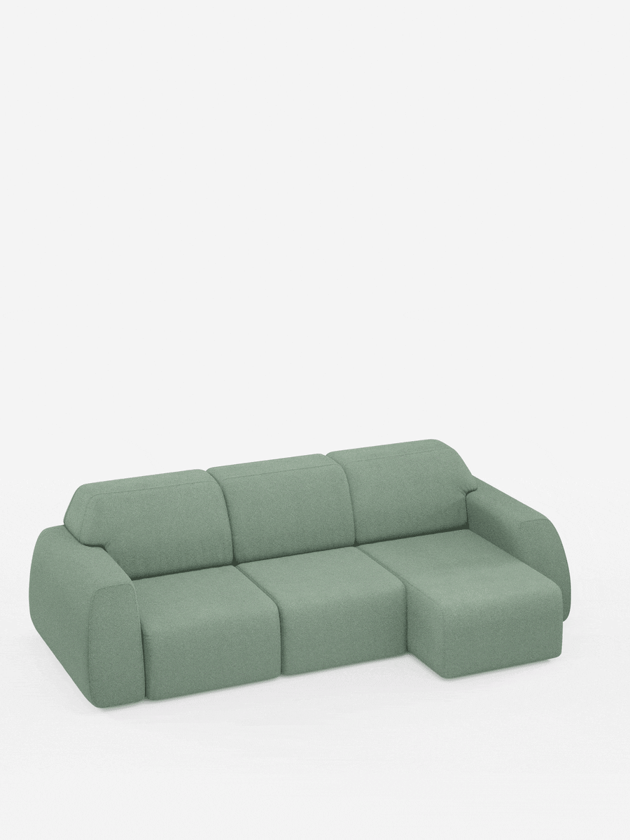 Il divano angolare Orbit con penisola reversibile e tutte le sedute allungabili in tessuto smacchiabile effetto cotone T33 di Divani.Store — un divano modulare angolare realizzato in morbido tessuto verde effetto cotone di facile pulizia — è esposto su uno sfondo bianco a tinta unita in diverse configurazioni: divano standard, con chaise longue, come composizione angolare e come segmenti completamente separati.