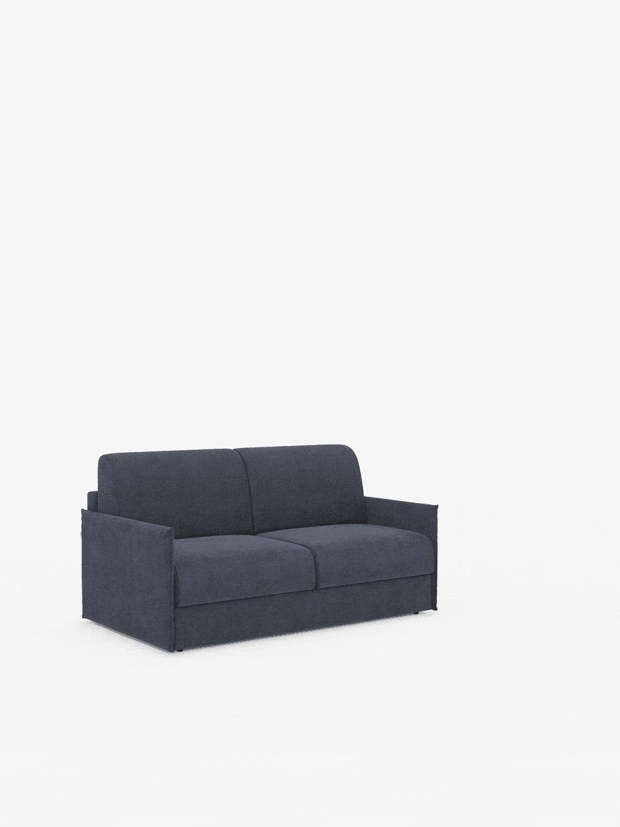 Il divano letto matrimoniale sfoderabile Evans di Divani.Il modello Store, realizzato in tessuto smacchiabile T23, mette in risalto il suo design compatto e il vano porta guanciali integrato mentre si trasforma da un elegante divano blu scuro in un letto — tirando in avanti la seduta e aprendo il materasso matrimoniale — illustrando ogni fase della trasformazione su uno sfondo bianco.