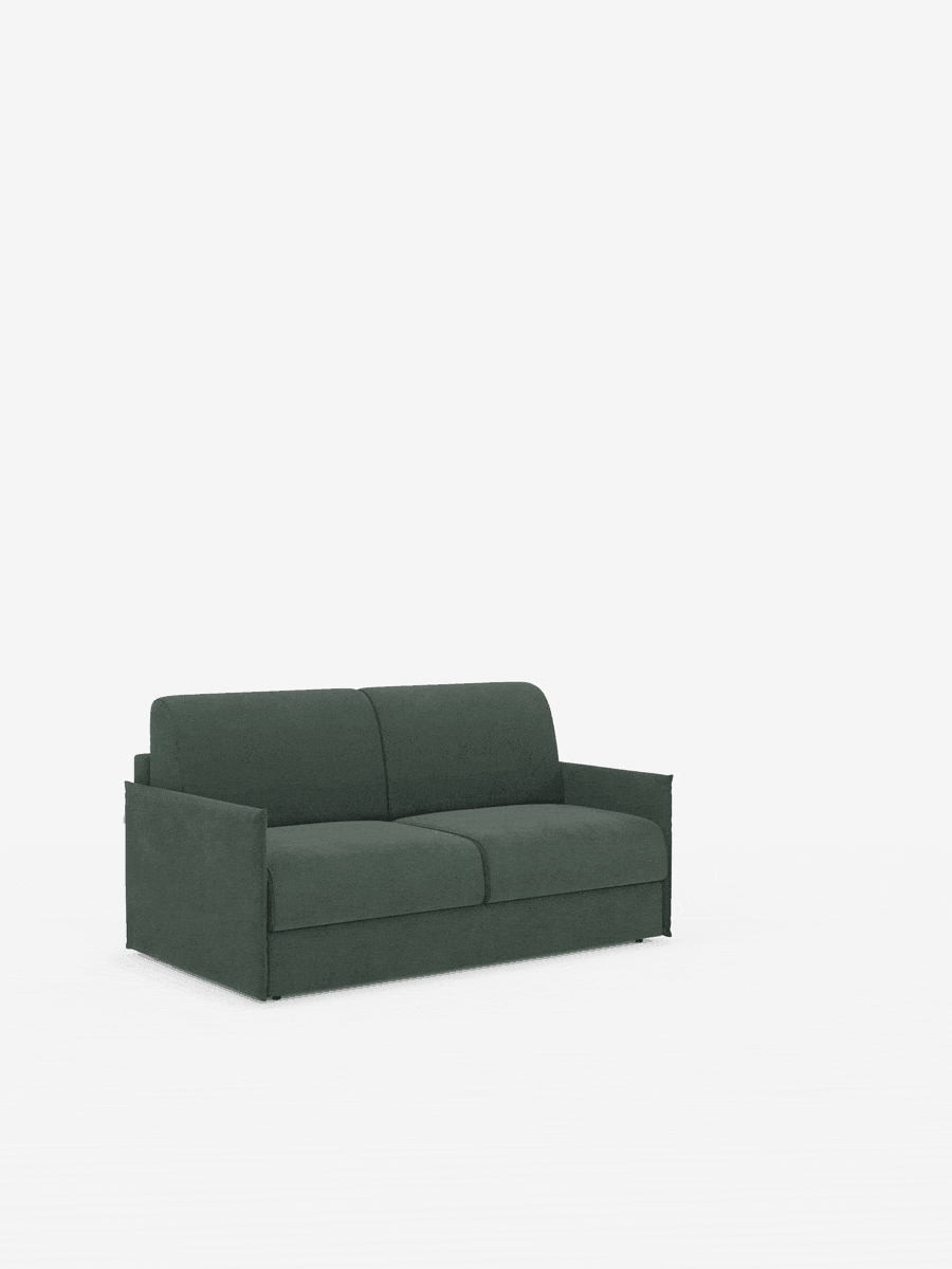 Il divano letto matrimoniale sfoderabile Evans di Divani.Store, rivestito in tessuto T23 antimacchia, presenta un design compatto con un vano porta-cuscini integrato. Qui presentato in verde scuro nella versione a due posti con braccioli squadrati e morbidi cuscini, è posizionato al centro di uno sfondo bianco a tinta unita; l’allestimento minimalista ne accentua le linee moderne e la funzionalità salvaspazio.