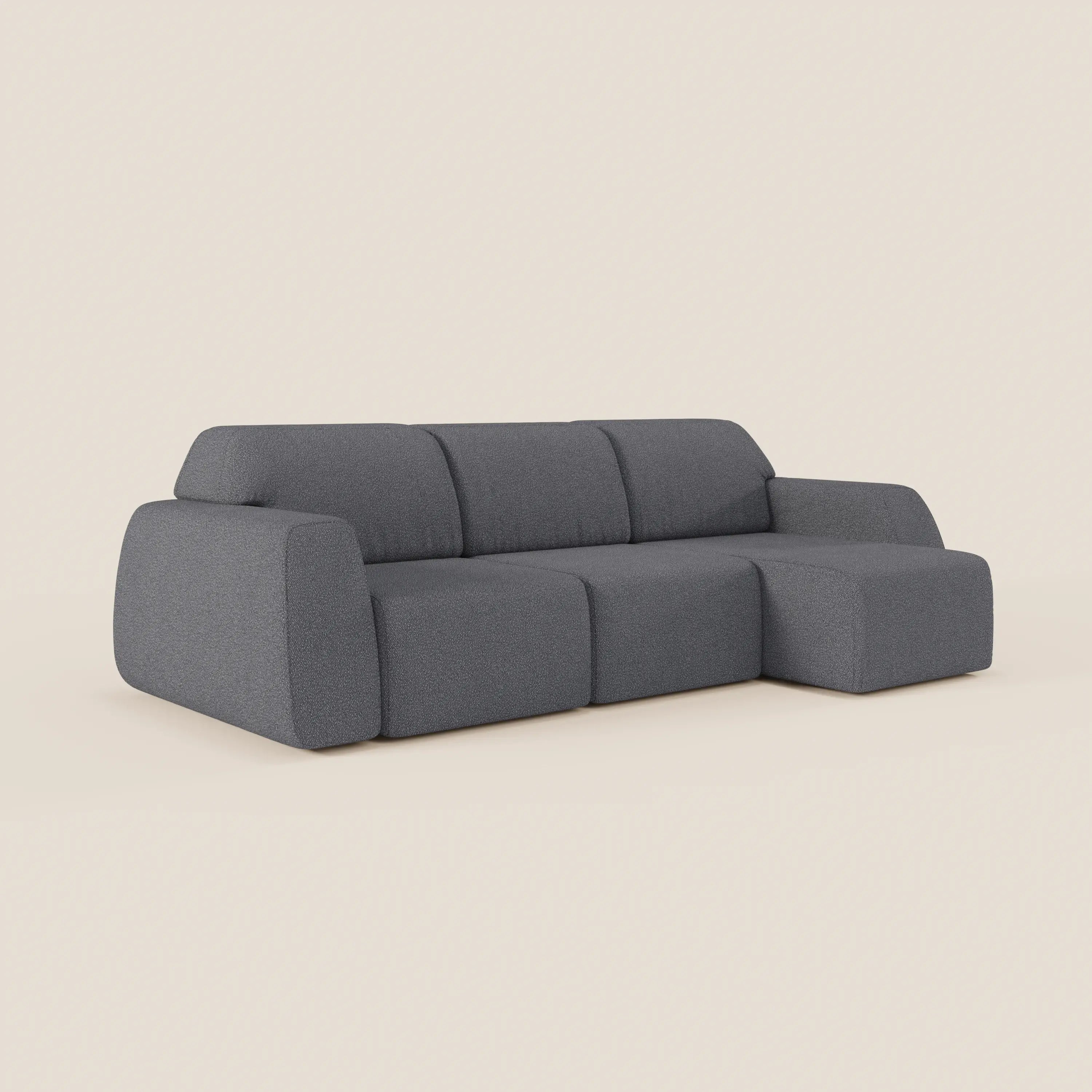 Il divano angolare Orbit di Divani.Store è caratterizzato da una chaise reversibile, sedute allungabili e tessuto smacchiabile effetto cotone. Il suo design moderno è caratterizzato da curve morbide, cuscini arrotondati, assenza di gambe visibili e finitura grigio scuro per ambienti contemporanei.