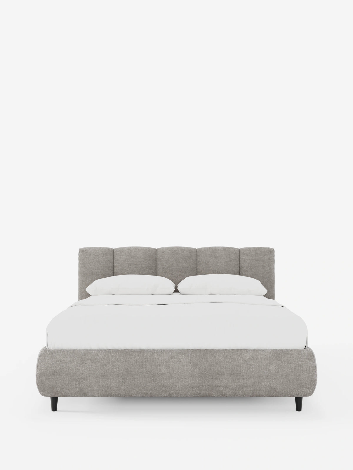 ARKAM, letto imbottito con contenitore e testiera a lavorazione verticale in tessuto grigio chiaro, caratterizzato da una trapuntatura a canali verticali, due cuscini bianchi su un piumone coordinato e piccole gambe affusolate di colore scuro su sfondo bianco.