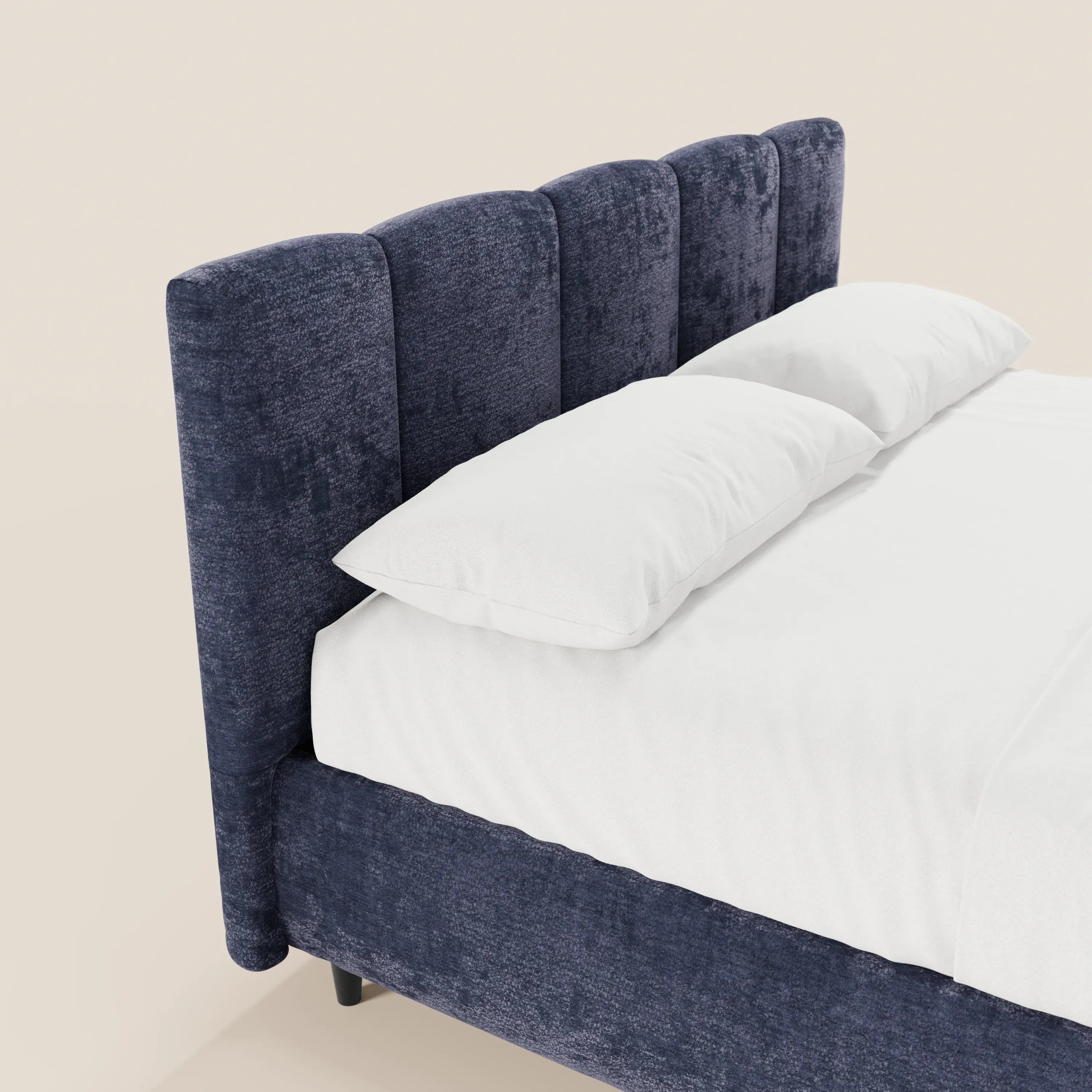Il letto imbottito ARKAM di Letti.store, dotato di vano contenitore e testiera con lavorazione verticale in tessuto Oeko-Tex®, è presentato con biancheria bianca su uno sfondo chiaro; si intravede solo una parte del letto in stile shabby chic.