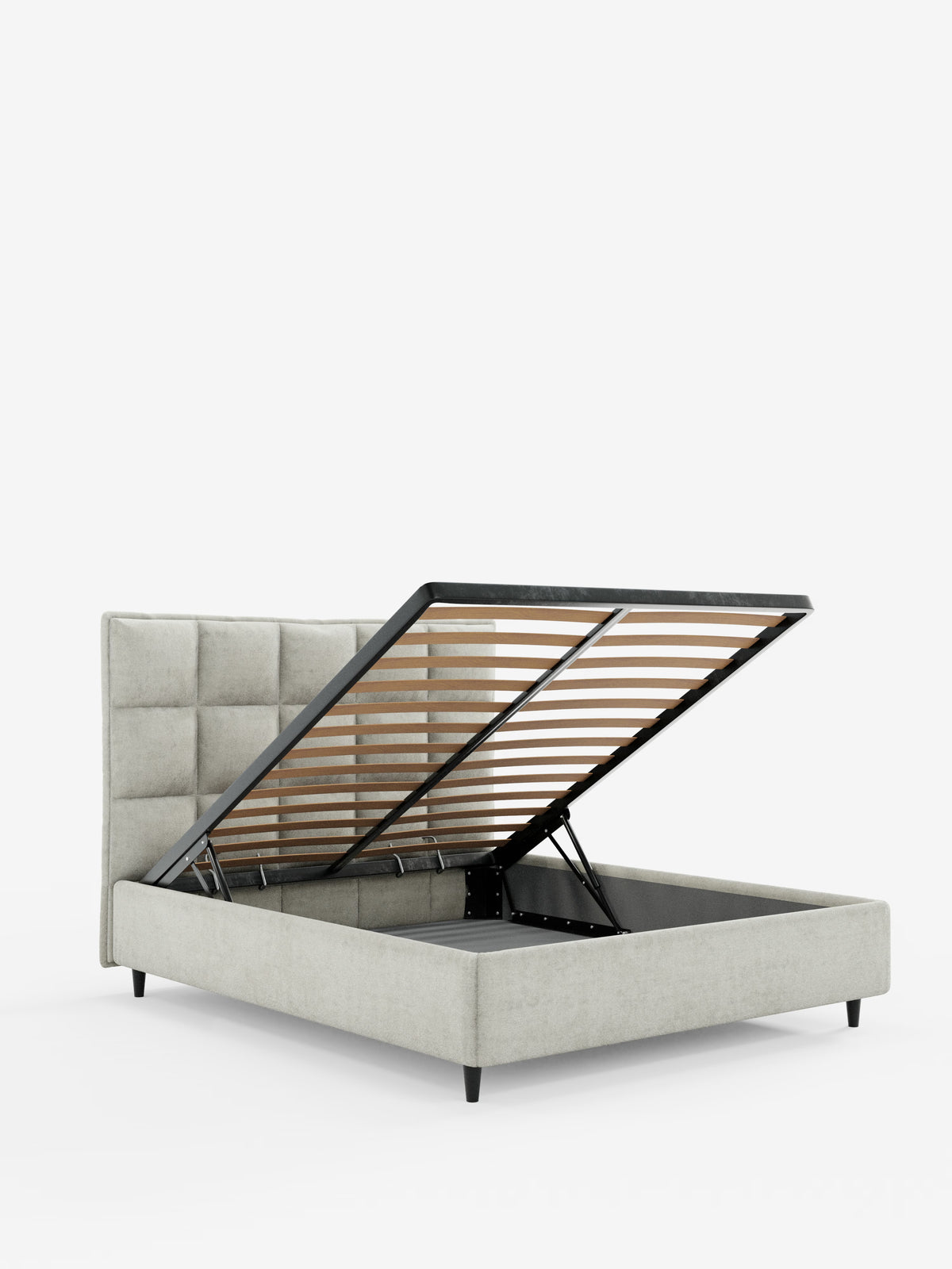 Vi presentiamo AURO di Letti.store: un moderno letto imbottito con contenitore, caratterizzato da un’alta testiera capitonné rivestita in tessuto chenille beige chiaro certificato Oeko-Tex®. La sua base a doghe si solleva per rivelare un ampio vano contenitore sotto il letto, offrendo una soluzione pratica ed elegante per un letto contenitore. La robusta struttura poggia su gambe corte e scure, che risaltano su un semplice sfondo bianco.
