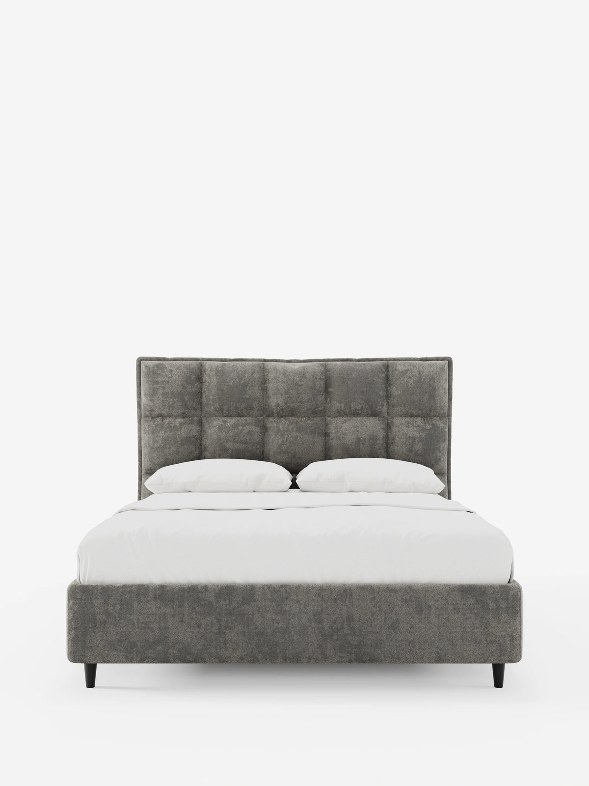Il letto imbottito AURO con contenitore e testiera alta capitonné in ciniglia Oeko-Tex® è un letto queen-size di colore grigio scuro con finitura testurizzata, dotato di una testiera alta con capitonné quadrato, biancheria da letto bianca immacolata e gambe corte affusolate di colore nero su sfondo bianco.