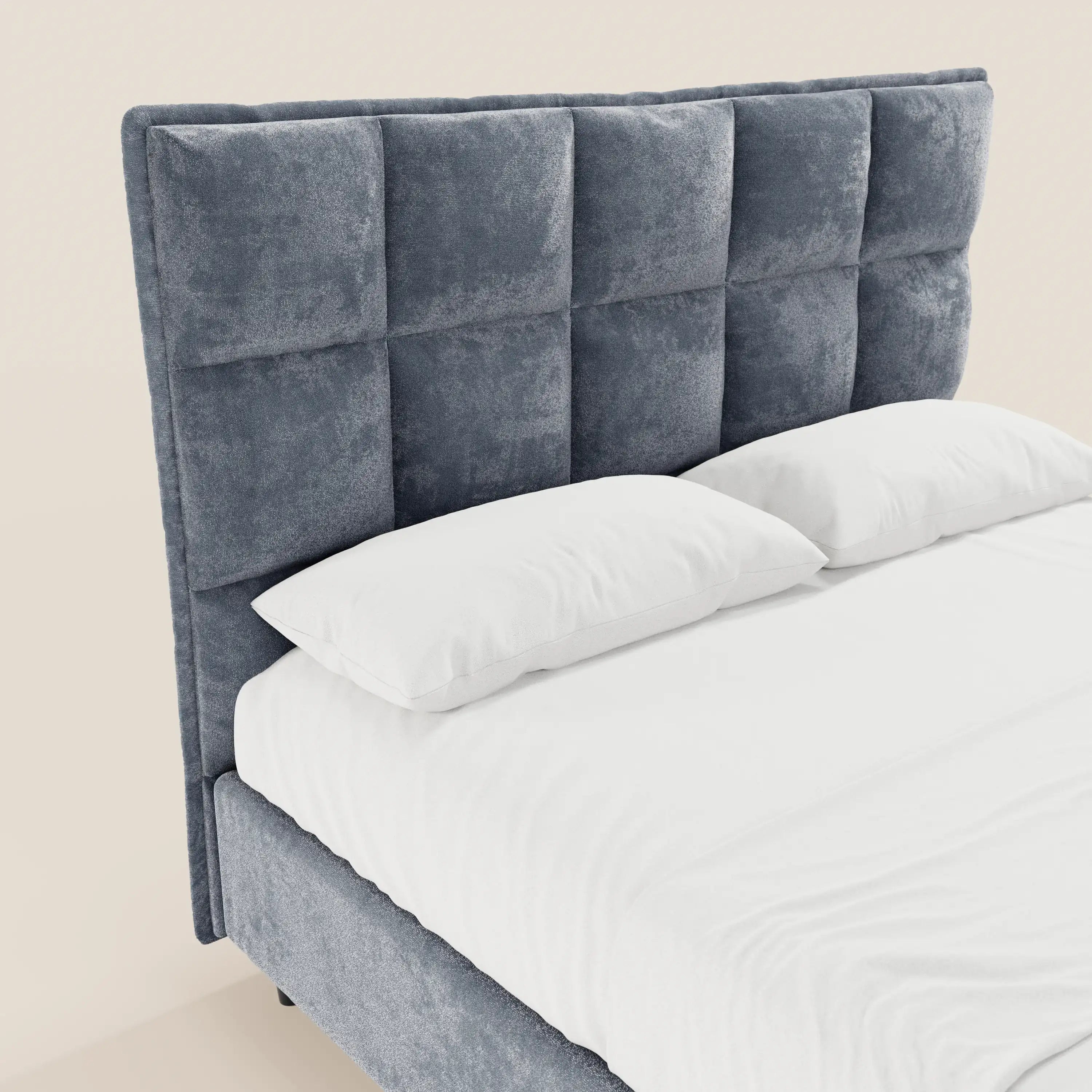 Il letto imbottito AURO con contenitore di Letti.store presenta una testiera alta capitonné in ciniglia Oeko-Tex®, un look moderno con motivo a quadri ed è completo di lenzuola e cuscini bianchi su sfondo chiaro.