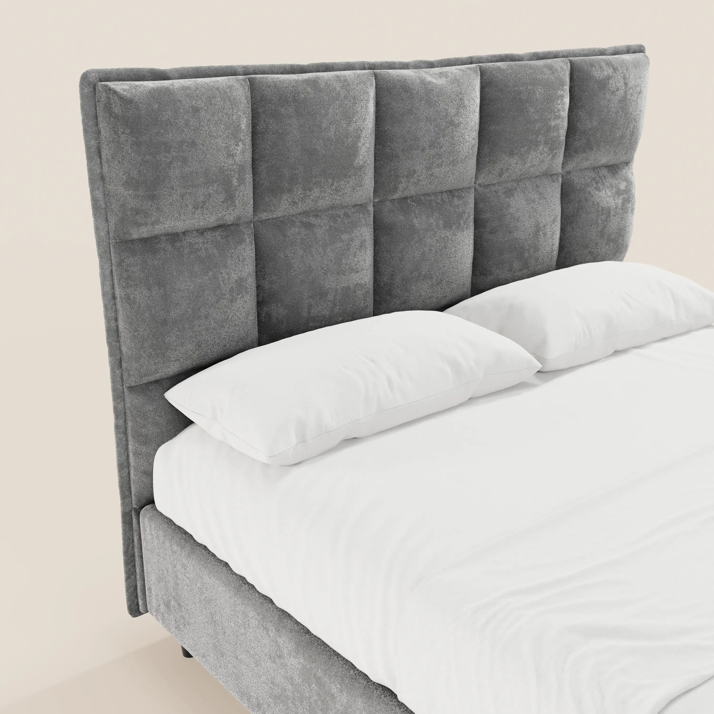 Il letto imbottito AURO di Letti.store presenta una testiera alta capitonné in ciniglia Oeko-Tex®, un vano contenitore, un lenzuolo e due cuscini bianchi, per un look moderno e minimal su uno sfondo chiaro.