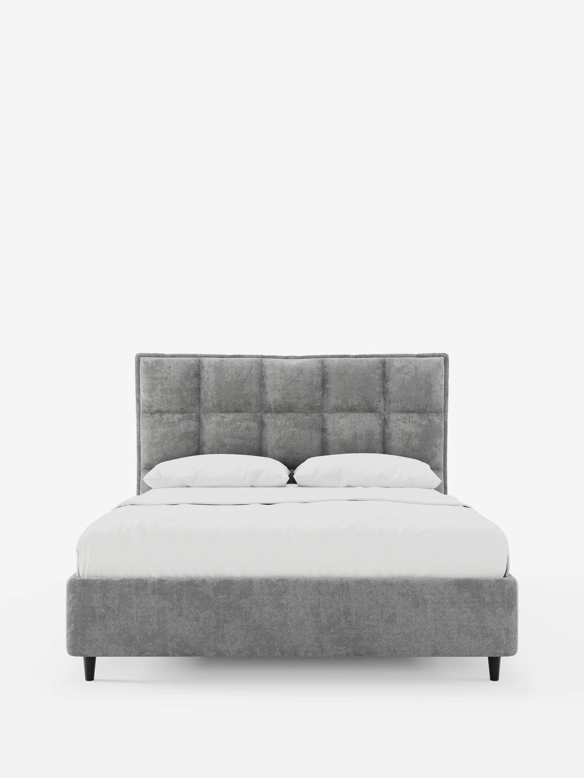 Il letto imbottito AURO con contenitore e testiera alta capitonné in ciniglia Oeko-Tex® è un letto imbottito grigio con una testiera alta capitonné, biancheria da letto bianca e una struttura a profilo ribassato su gambe corte nere su sfondo bianco.
