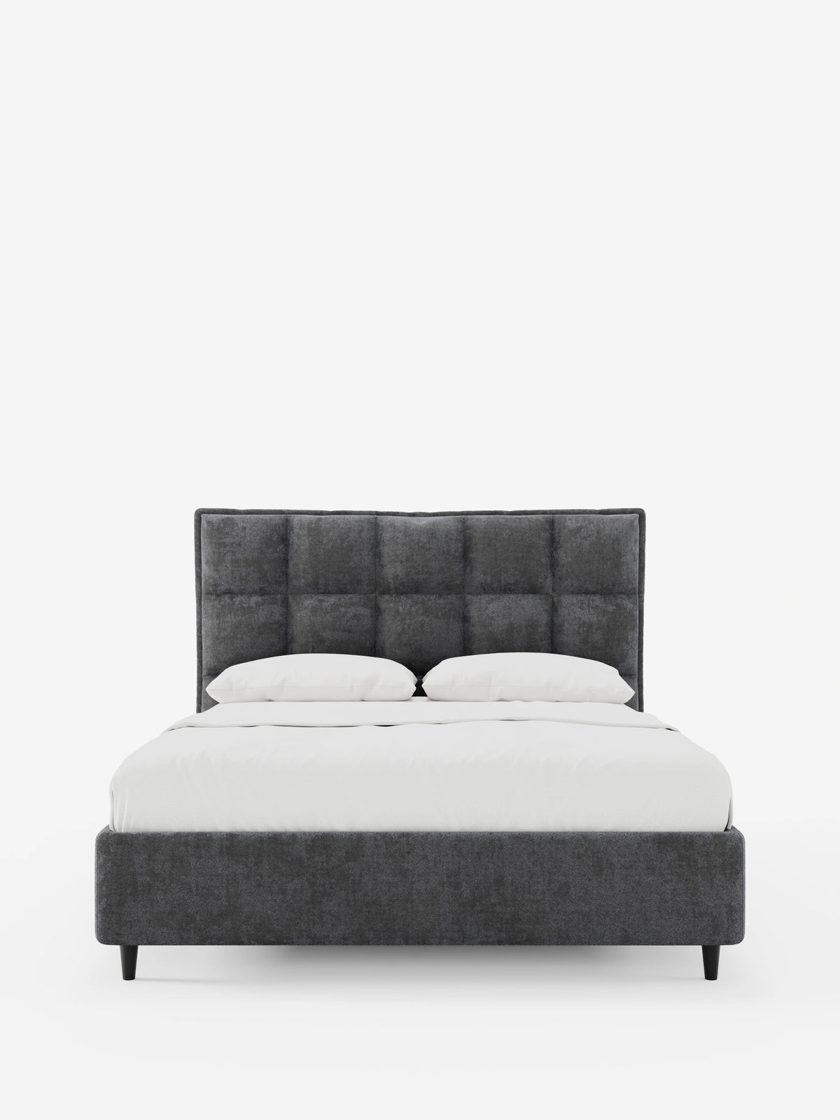 Un letto imbottito AURO color grigio antracite con contenitore e testiera alta capitonné in ciniglia Oeko-Tex®, rivestito con lenzuola bianche e due cuscini, su piccole gambe scure, su uno sfondo bianco a tinta unita.