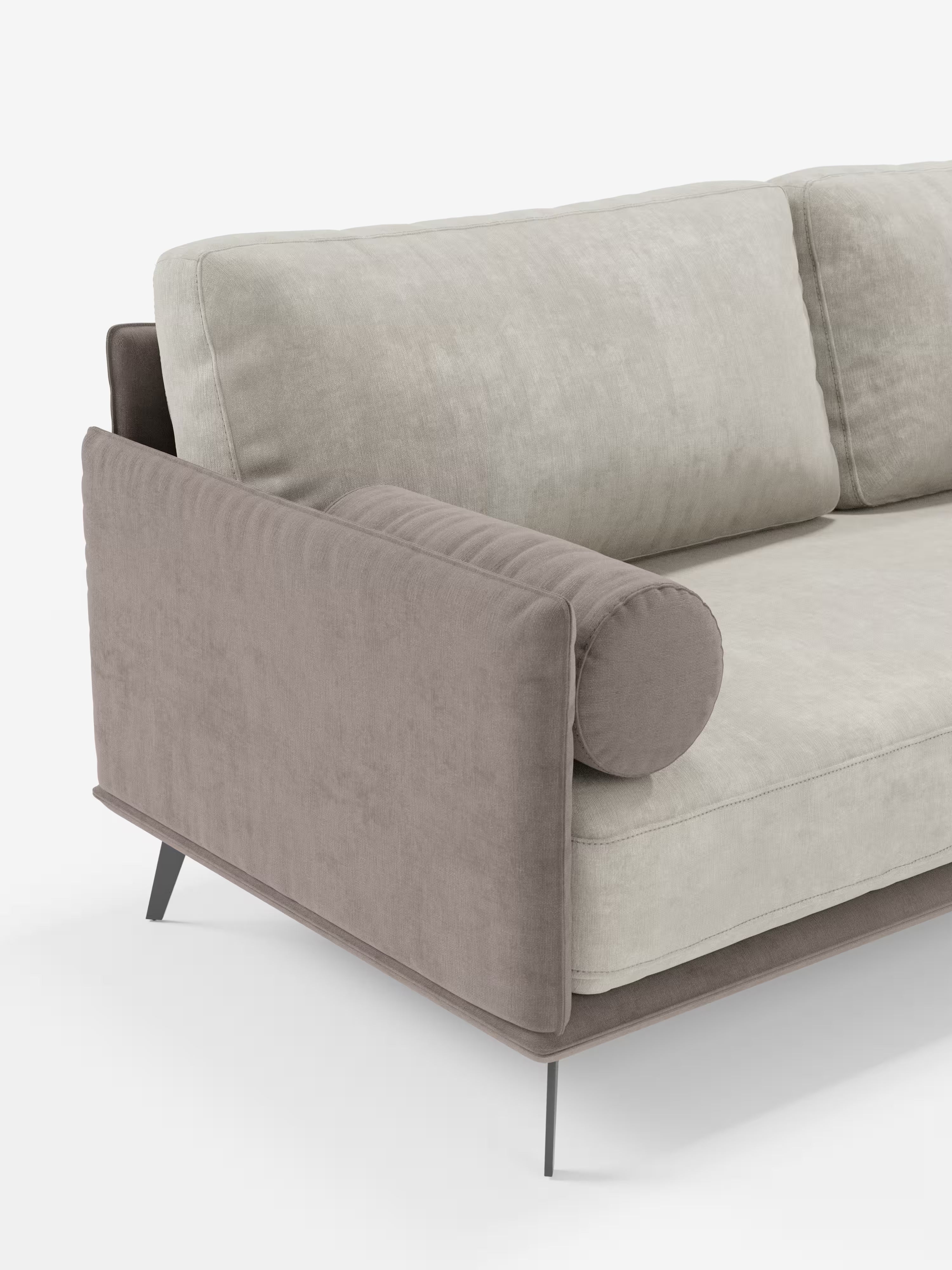 Il divano angolare bicolore Basalto con penisola e base in metallo di Divani.Store presenta un design minimalista dalle linee pulite, cuscini beige chiaro, fianchi in tessuto color taupe e un cuscino cilindrico coordinato. Le sue esili gambe in metallo nero si abbinano perfettamente al tessuto T31 morbido al tatto e resistente alle macchie e ai soffici schienali in piuma, il tutto su uno sfondo bianco a tinta unita.