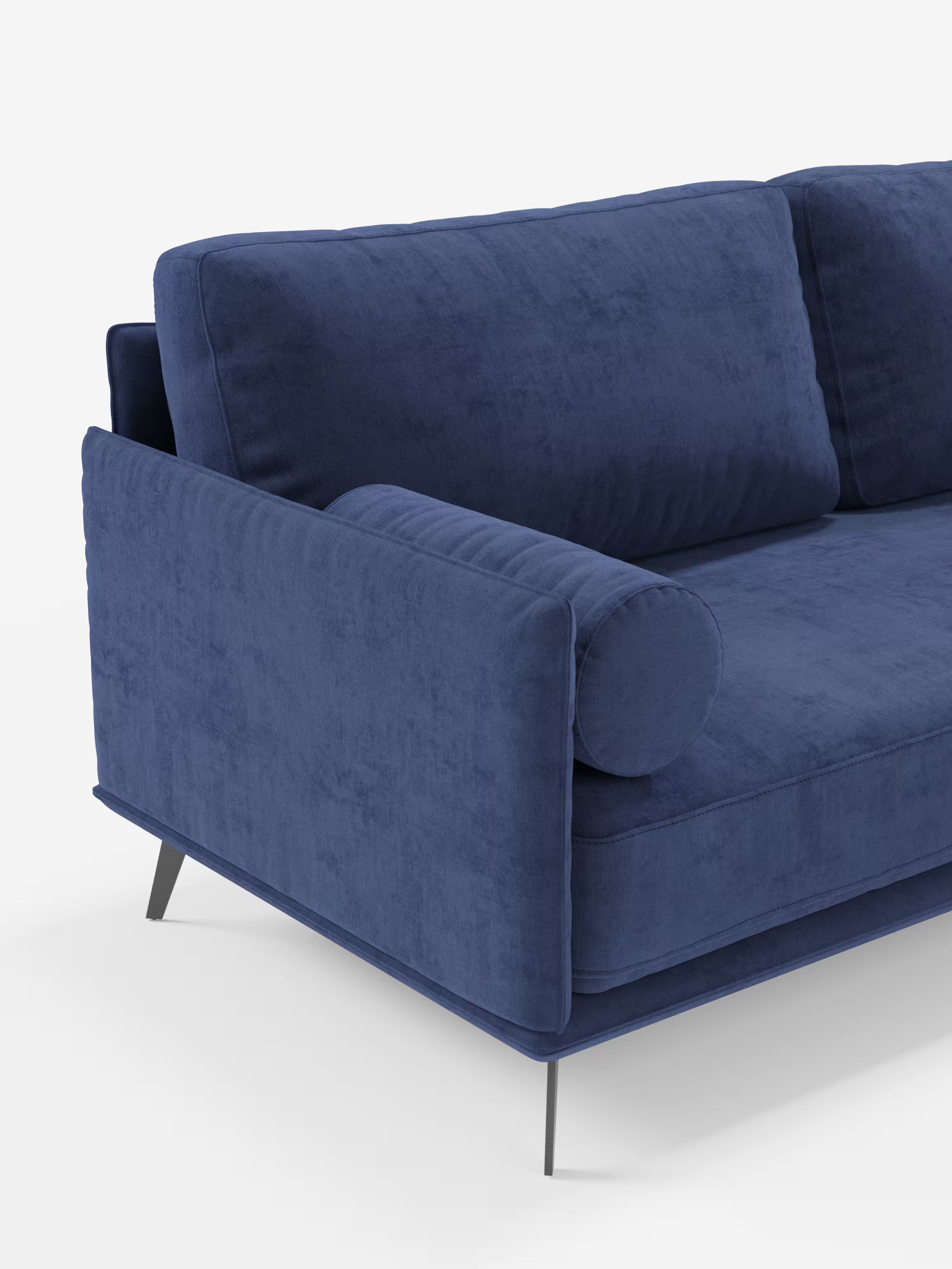 Un moderno divano componibile Basalto in tessuto T31 antimacchia, con morbidi cuscini in piuma, base sottile in metallo e linee pulite, firmato Divani.Store. Questo divano moderno angolare con penisola è disposto ad angolo, mettendo in risalto il bracciolo sinistro e i dettagli dei cuscini.